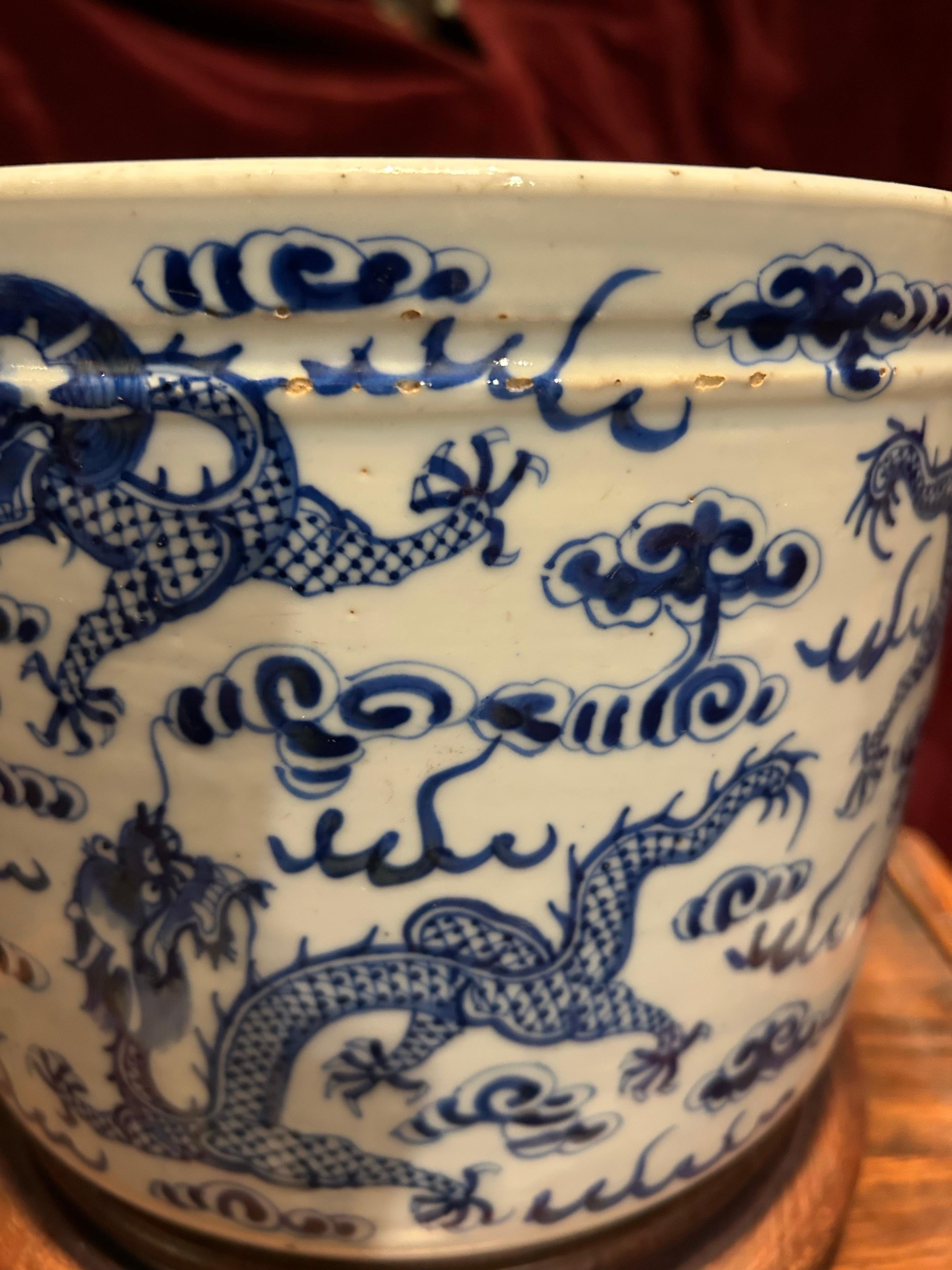 Vaso cinese di grandi dimensioni in ceramica blu e bianca del periodo Qing con draghi in vendita 2