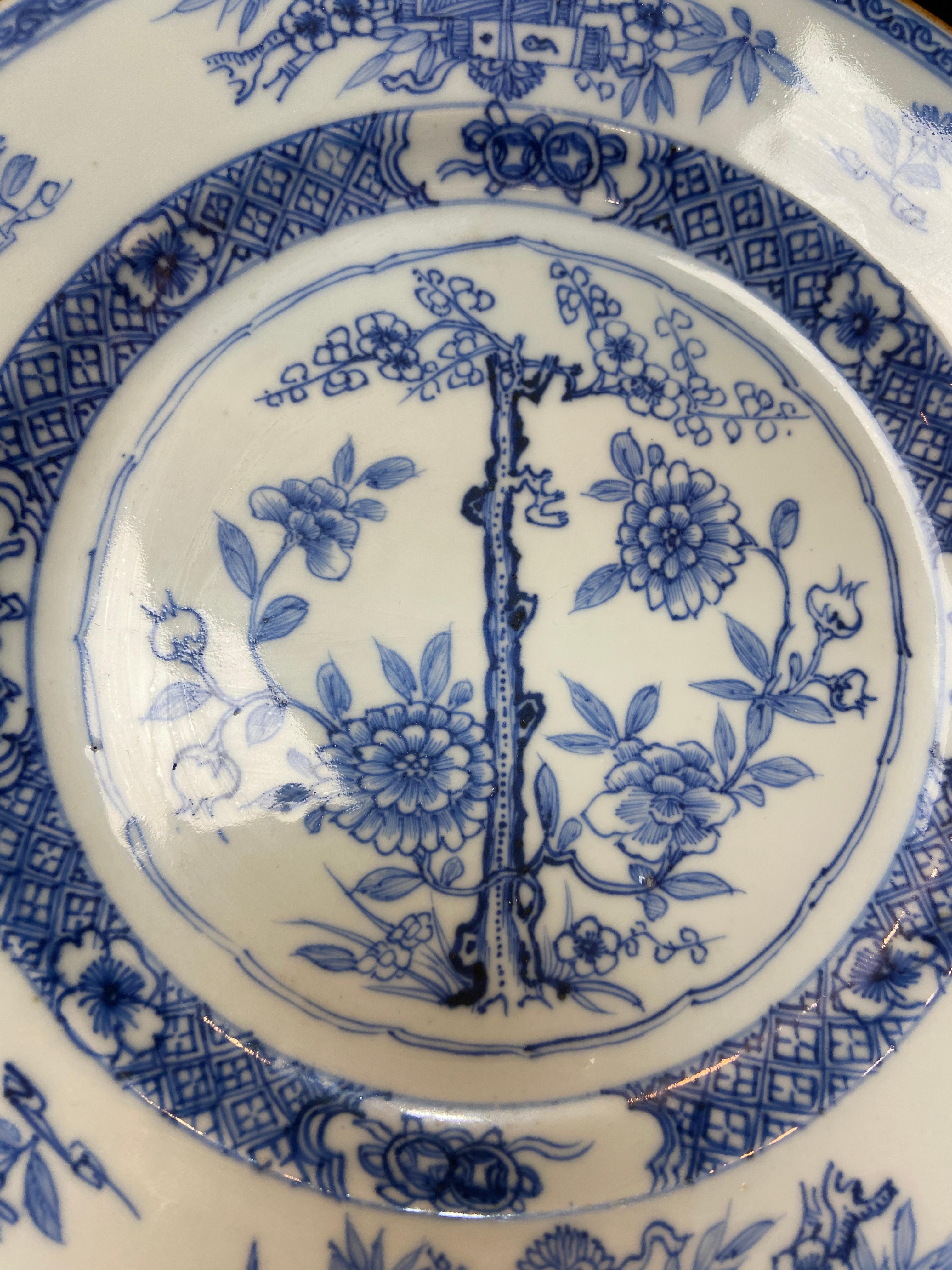 Qing， Qianlong Period blue and white “Flowers” dish In Fair Condition For Sale In San Gabriel, CA