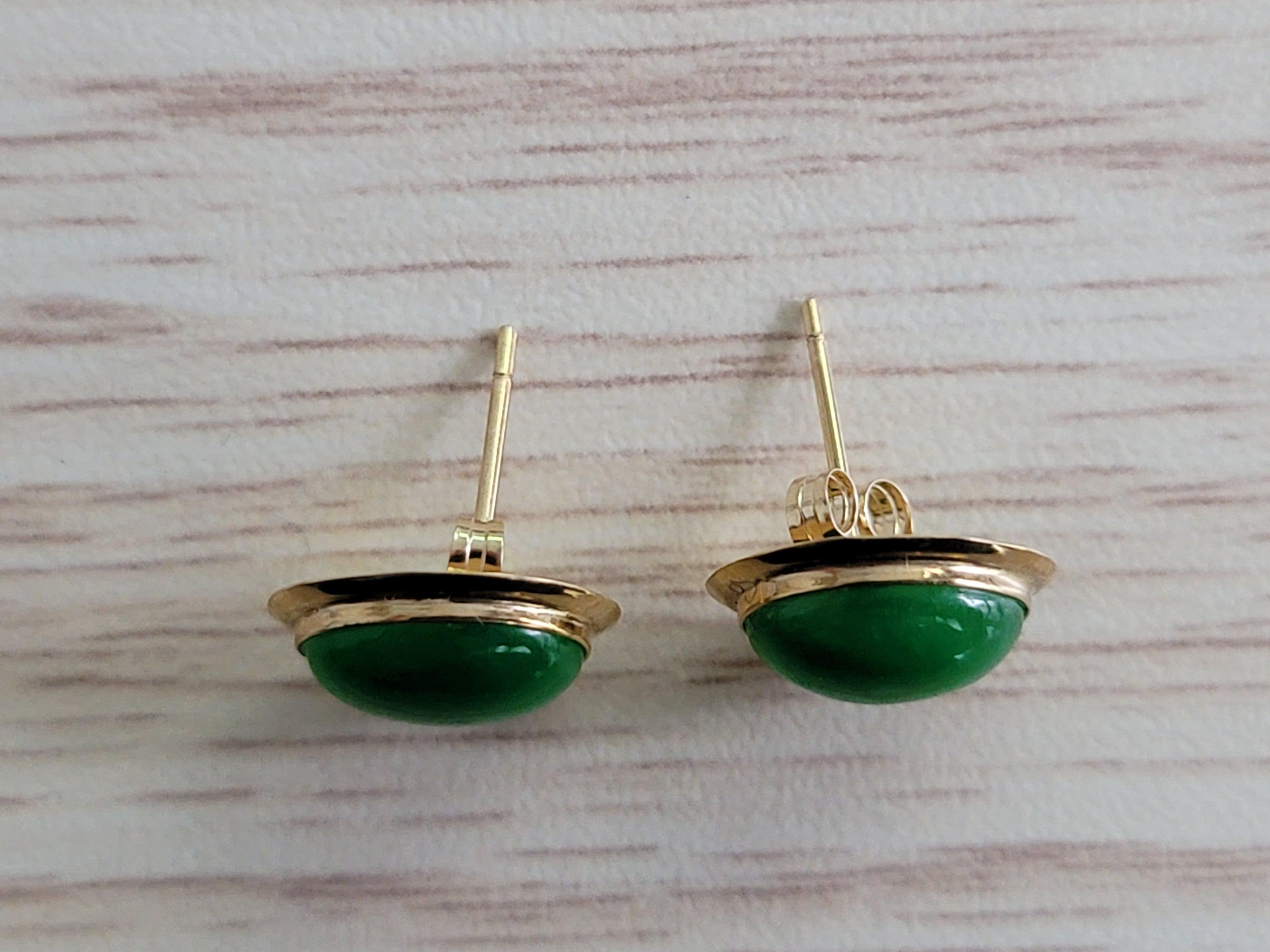 Qīng Zhong Green Jade Stud Earrings with solid 14K Yellow Gold In New Condition For Sale In Kowloon, HK