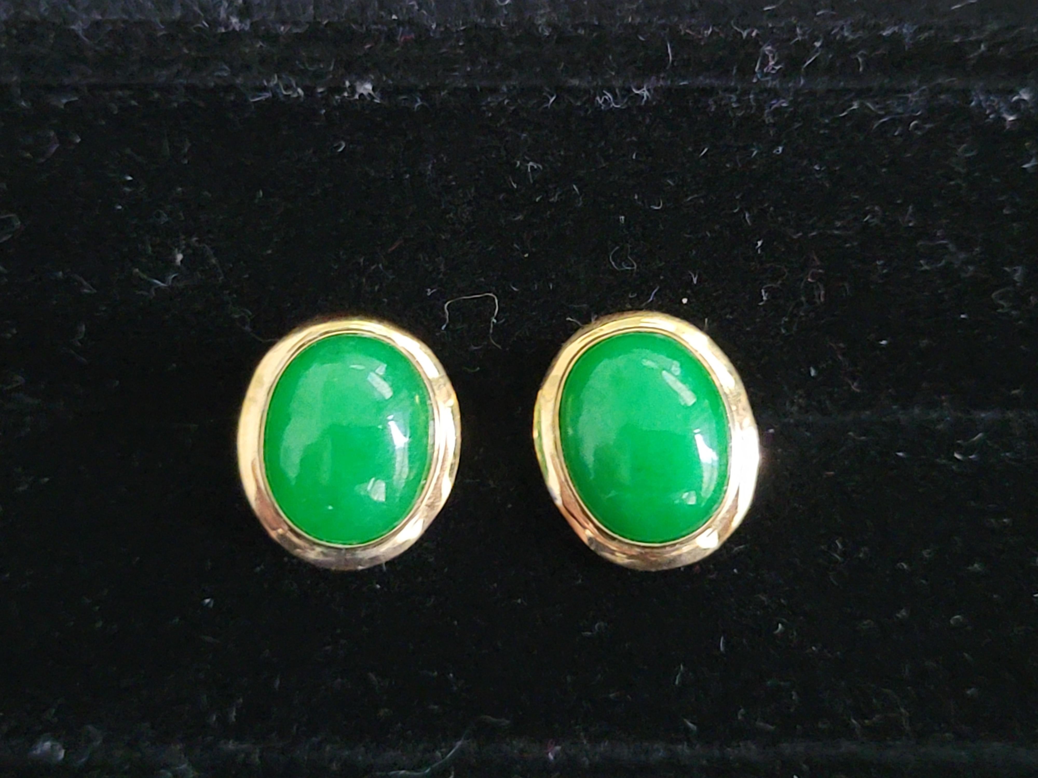 Qīng Zhong Green Jade Stud Earrings with solid 14K Yellow Gold For Sale 1
