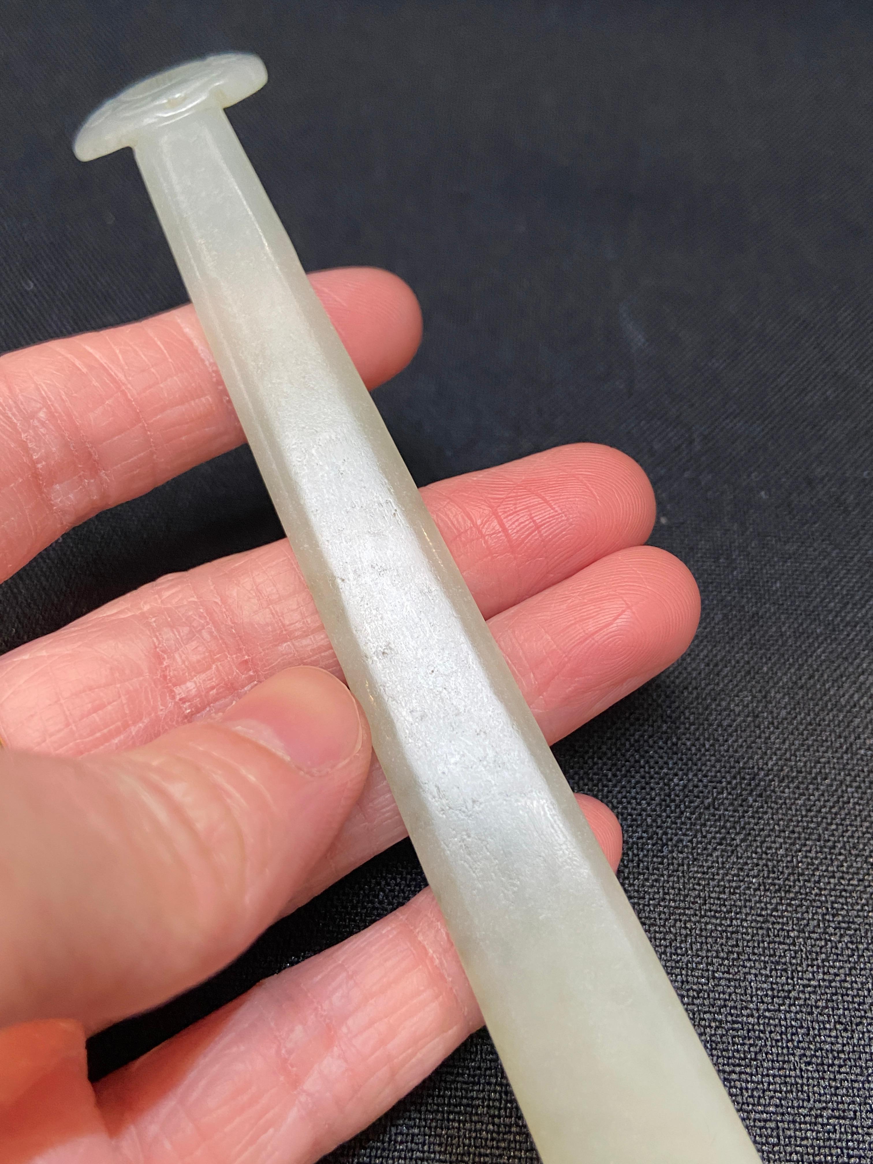 Qing，A delicate Hand-carved Celedon white jade hair pin In Good Condition For Sale In San Gabriel, CA