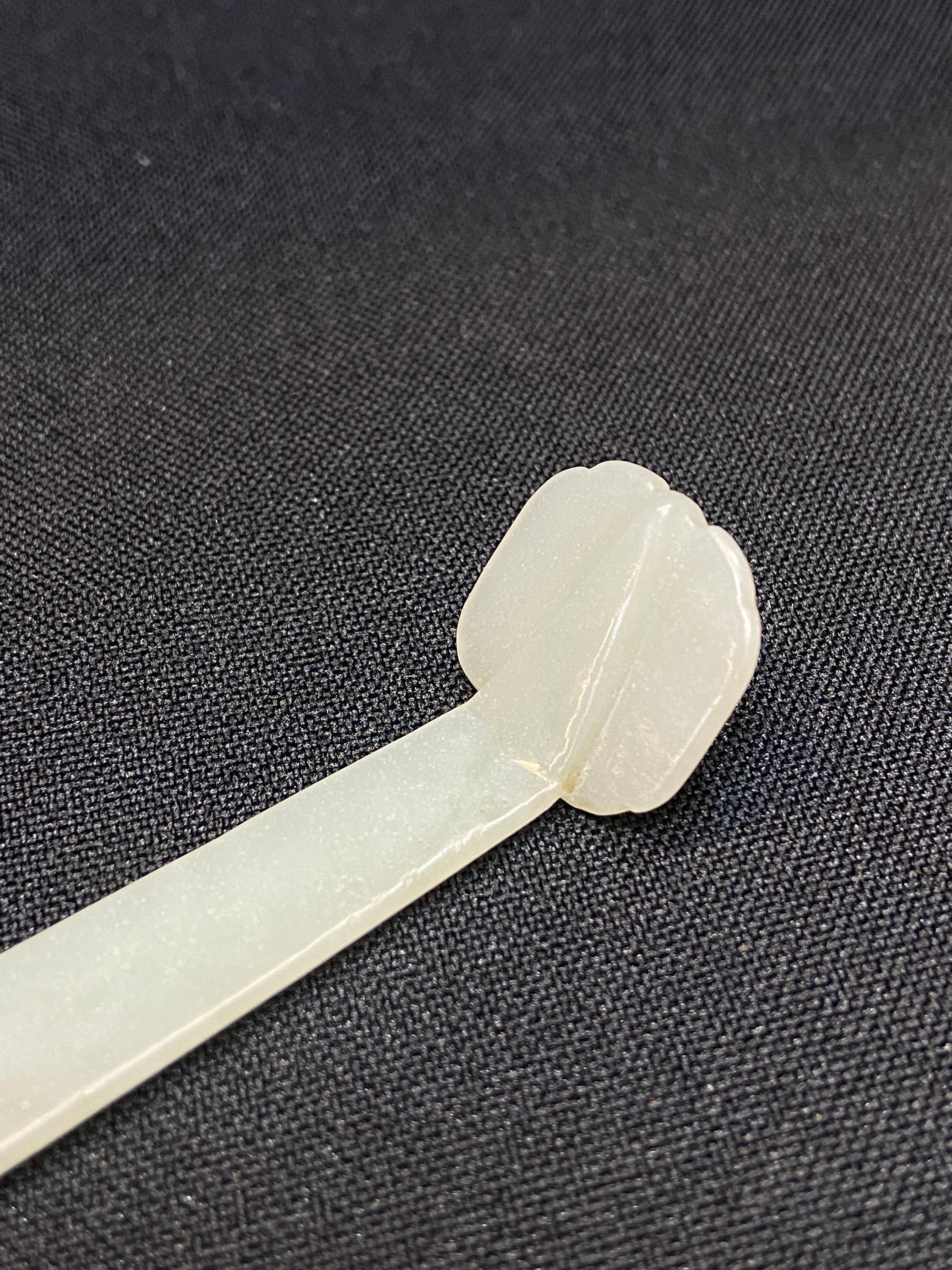 Qing，A delicate Hand-carved Celedon white jade hair pin For Sale 1