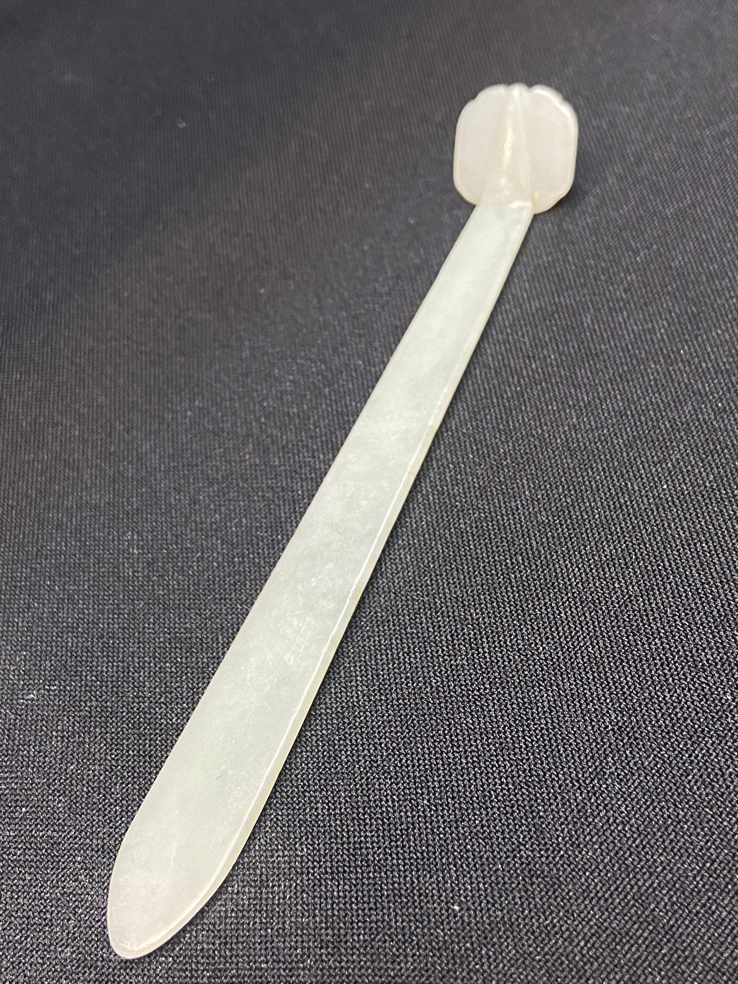 Qing，A delicate Hand-carved Celedon white jade hair pin For Sale 2