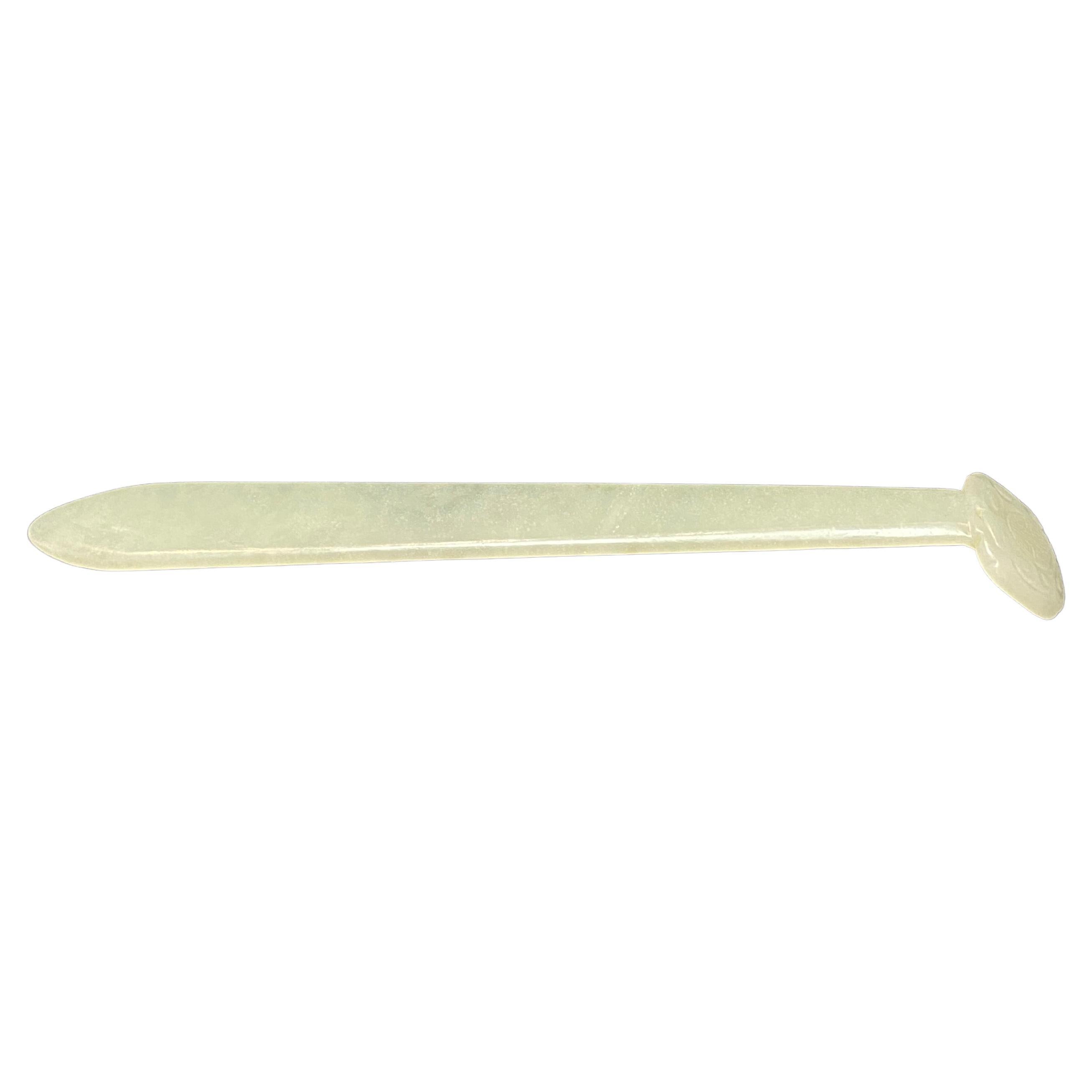 Qing，A delicate Hand-carved Celedon white jade hair pin For Sale