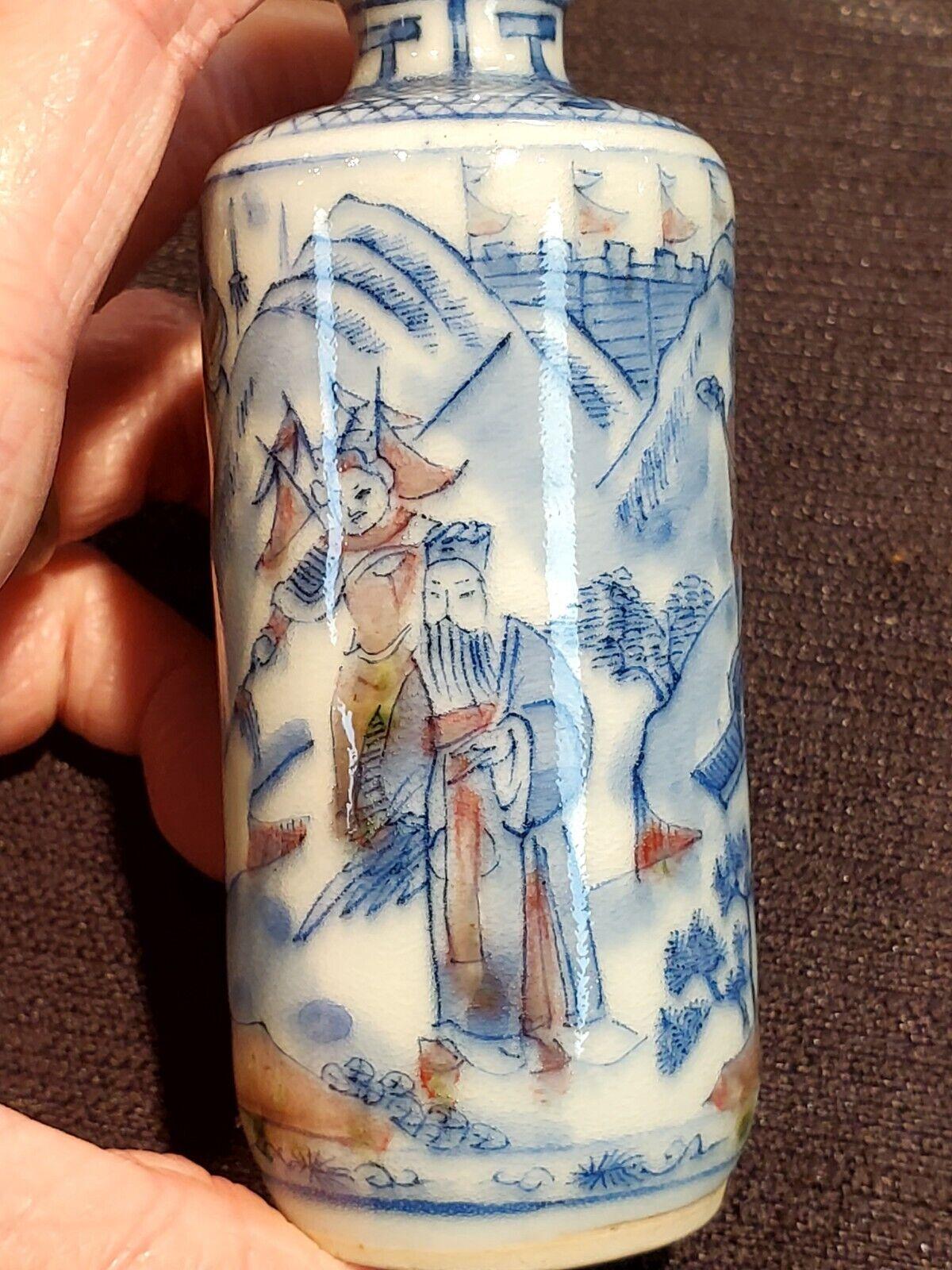 Qing，An antique blue and white underglaze red figural painting snuff bottle en vente 4