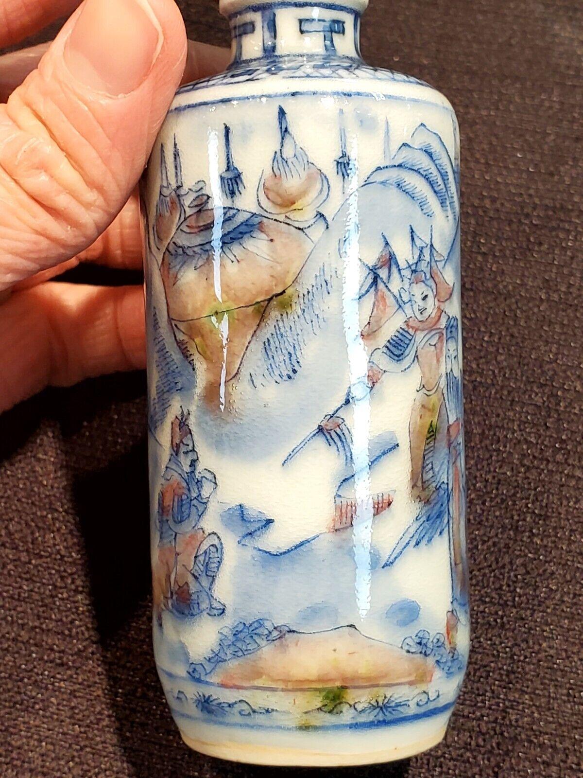 Chinois Qing，An antique blue and white underglaze red figural painting snuff bottle en vente