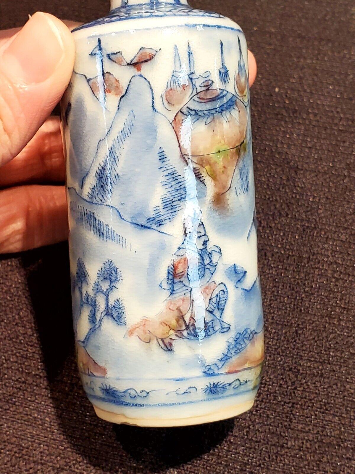 Qing, an Antique Blue and White Underglaze Red Figural Painting Snuff Bottle In Fair Condition For Sale In San Gabriel, CA