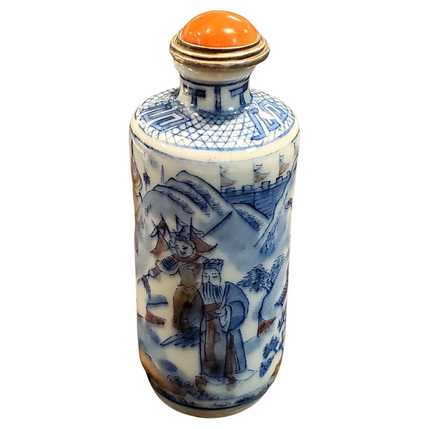 Qing，An antique blue and white underglaze red figural painting snuff bottle en vente