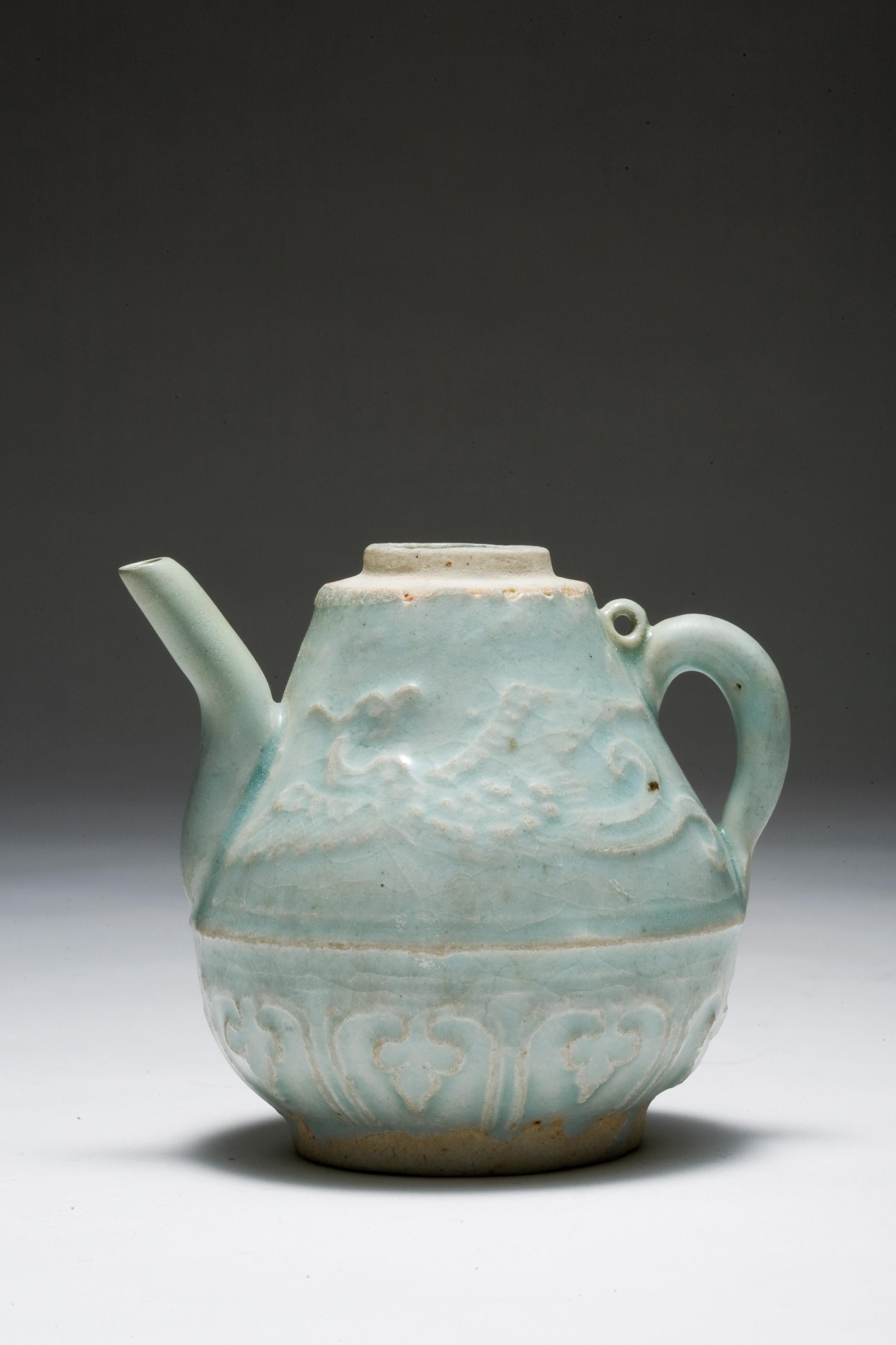 Qingbai ewer with slip decoration of two phoenix and lotus leaves, Yuan Dynasty In Good Condition For Sale In seoul, KR