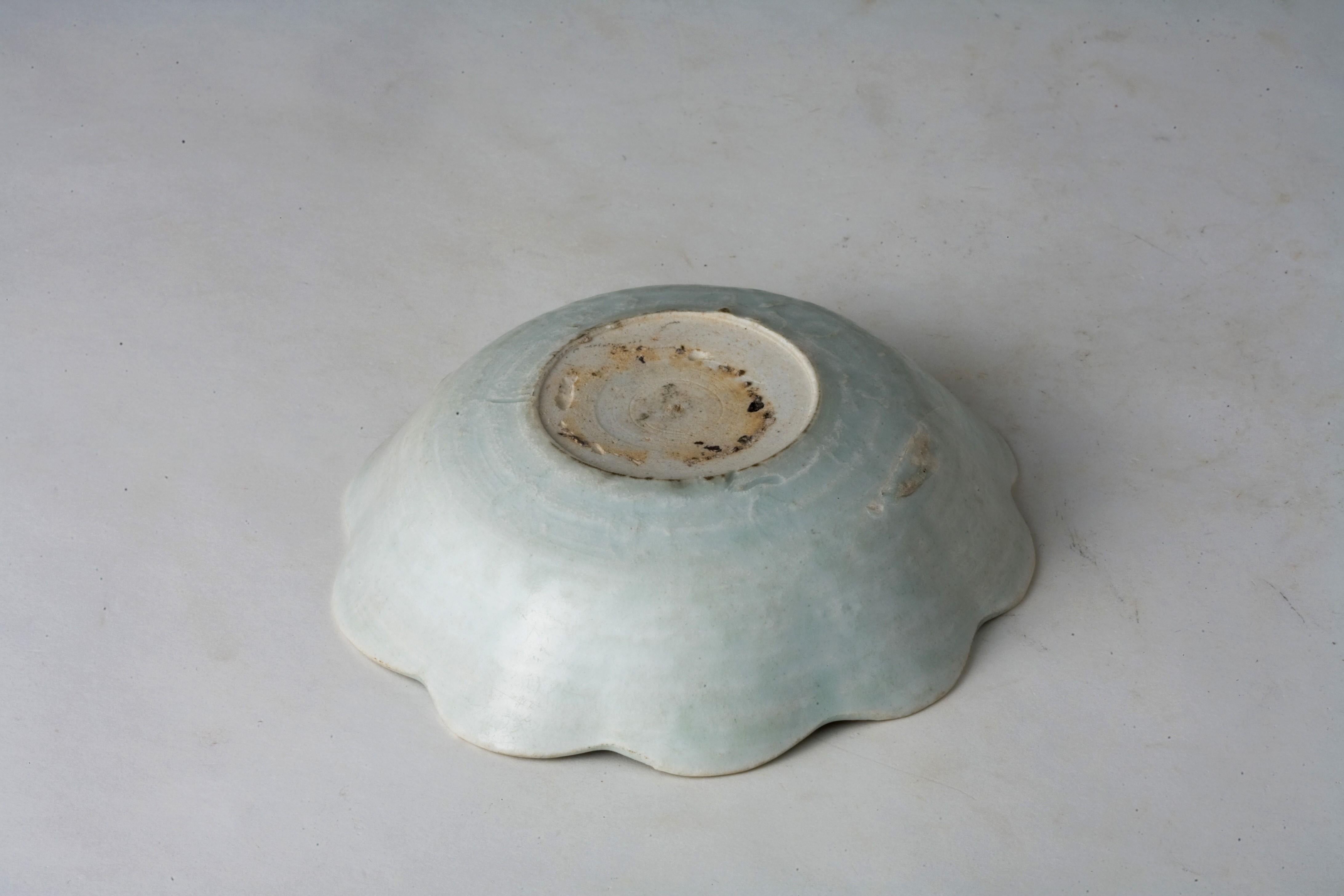 Qingbai Floriform Dish, Song-Yuan Dynasty In Good Condition For Sale In seoul, KR