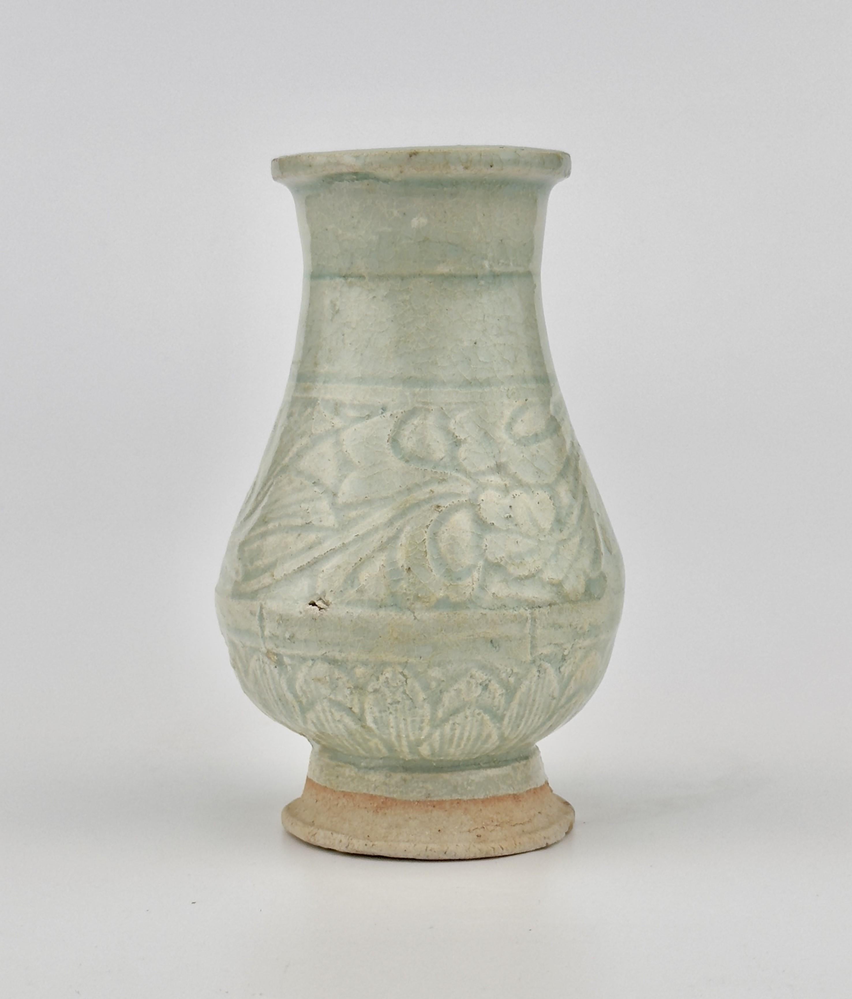This vase is made from a type of low-fired, porous clay and features a crackled glaze. It bears resemblance to the renowned funerary vases and covers adorned with applied decorations.

Period : Yuan Dynasty(1271-1368)
Type : Baluster vase
Medium :