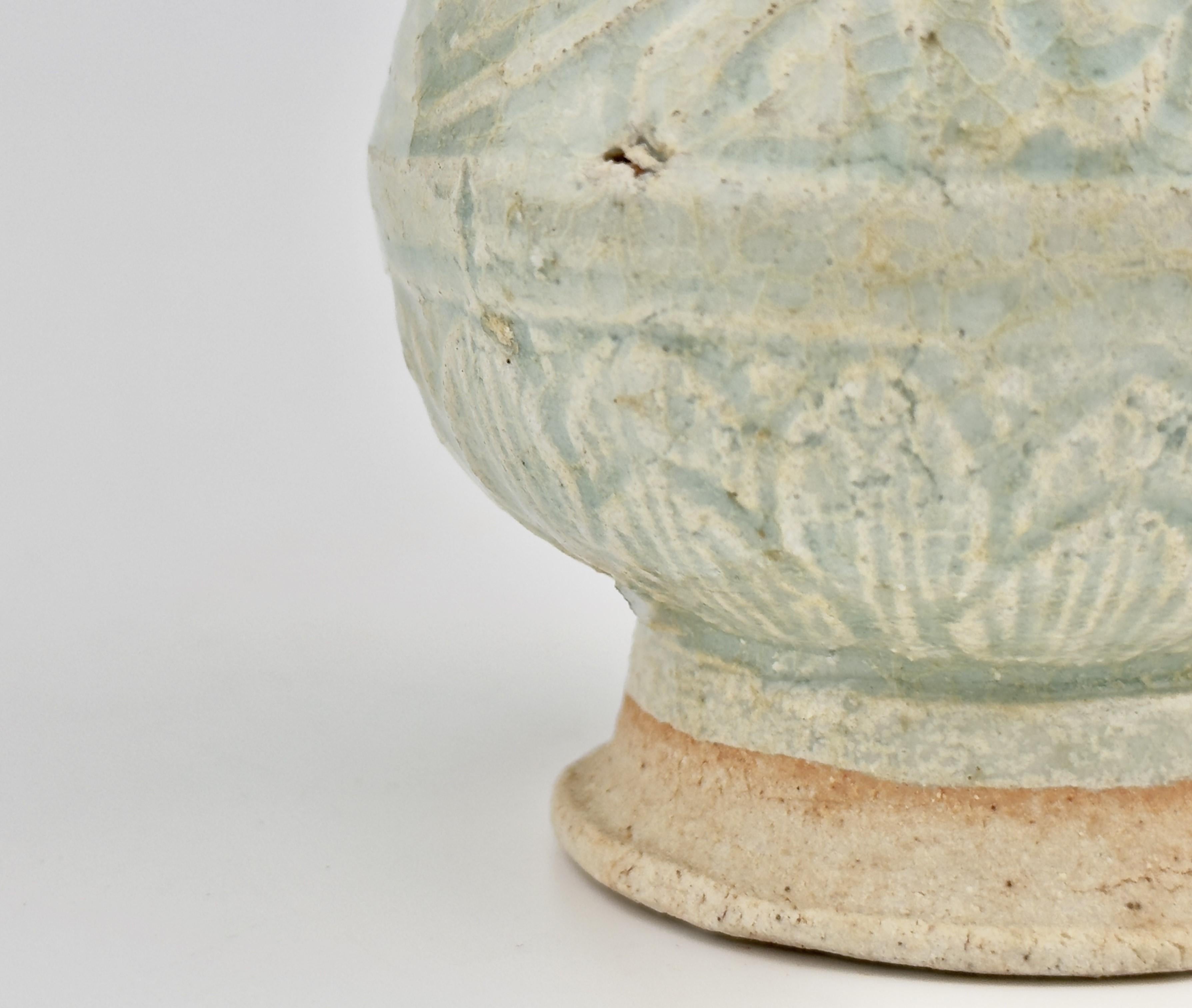 Céramique Forme de balustre moulée en faïence blanche, Dynastie Yuan, XIVe siècle en vente