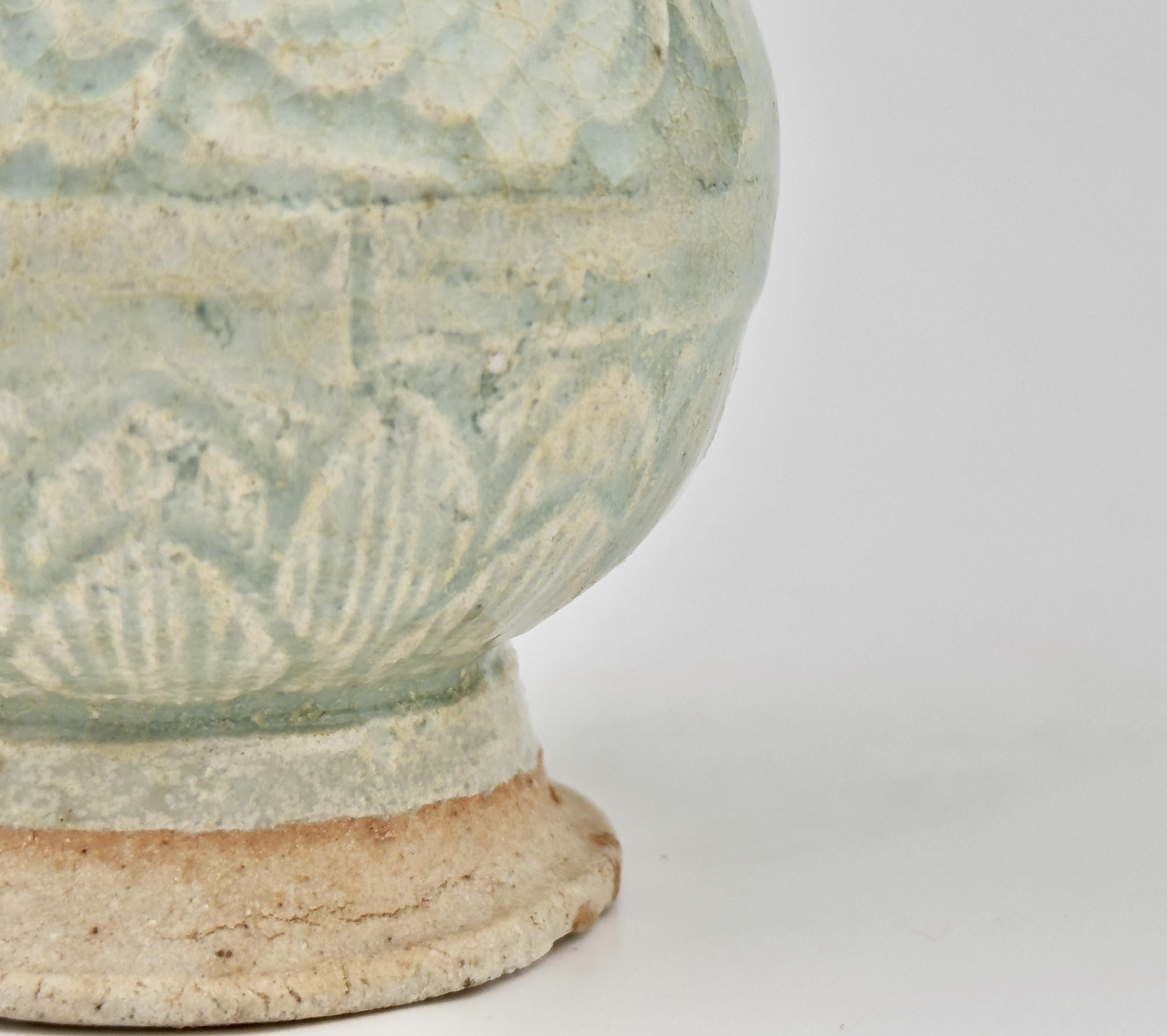 Forme de balustre moulée en faïence blanche, Dynastie Yuan, XIVe siècle en vente 1