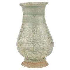 Forme de balustre moulée en faïence blanche, Dynastie Yuan, XIVe siècle