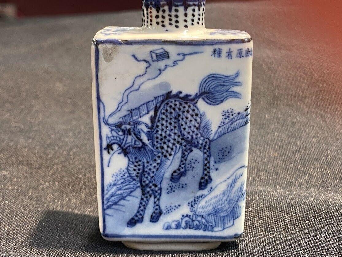 Flacon à priser en porcelaine de Kirin, bleu et blanc, peint par un tigre, datant de Whiting. 
Condition:Montre des signes normaux d'usure et d'utilisation, S'il vous plaît noter le fond de la bouteille de tabatière a petite fissure, que le fond a
