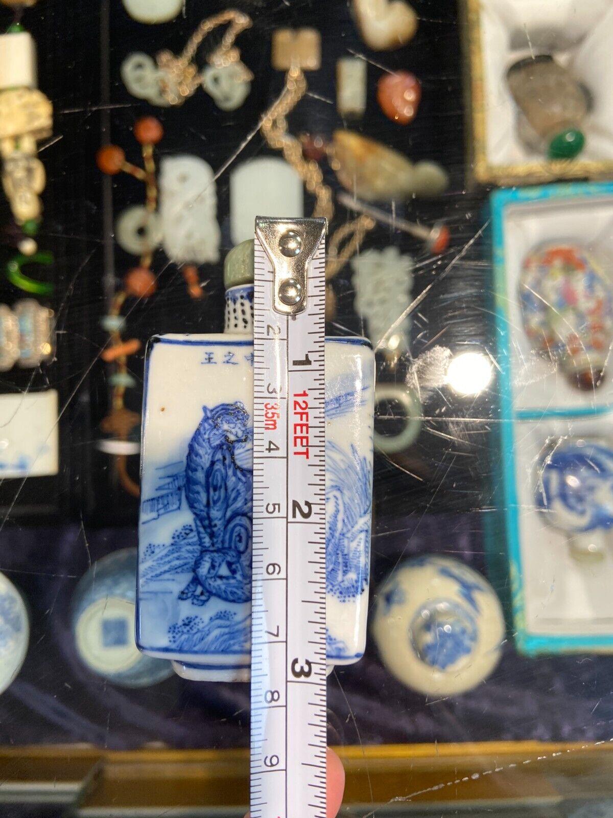 Bouteille de tabac à priser en porcelaine de Kirin peinte en bleu et blanc, Qing, Chine ancienne en vente 1
