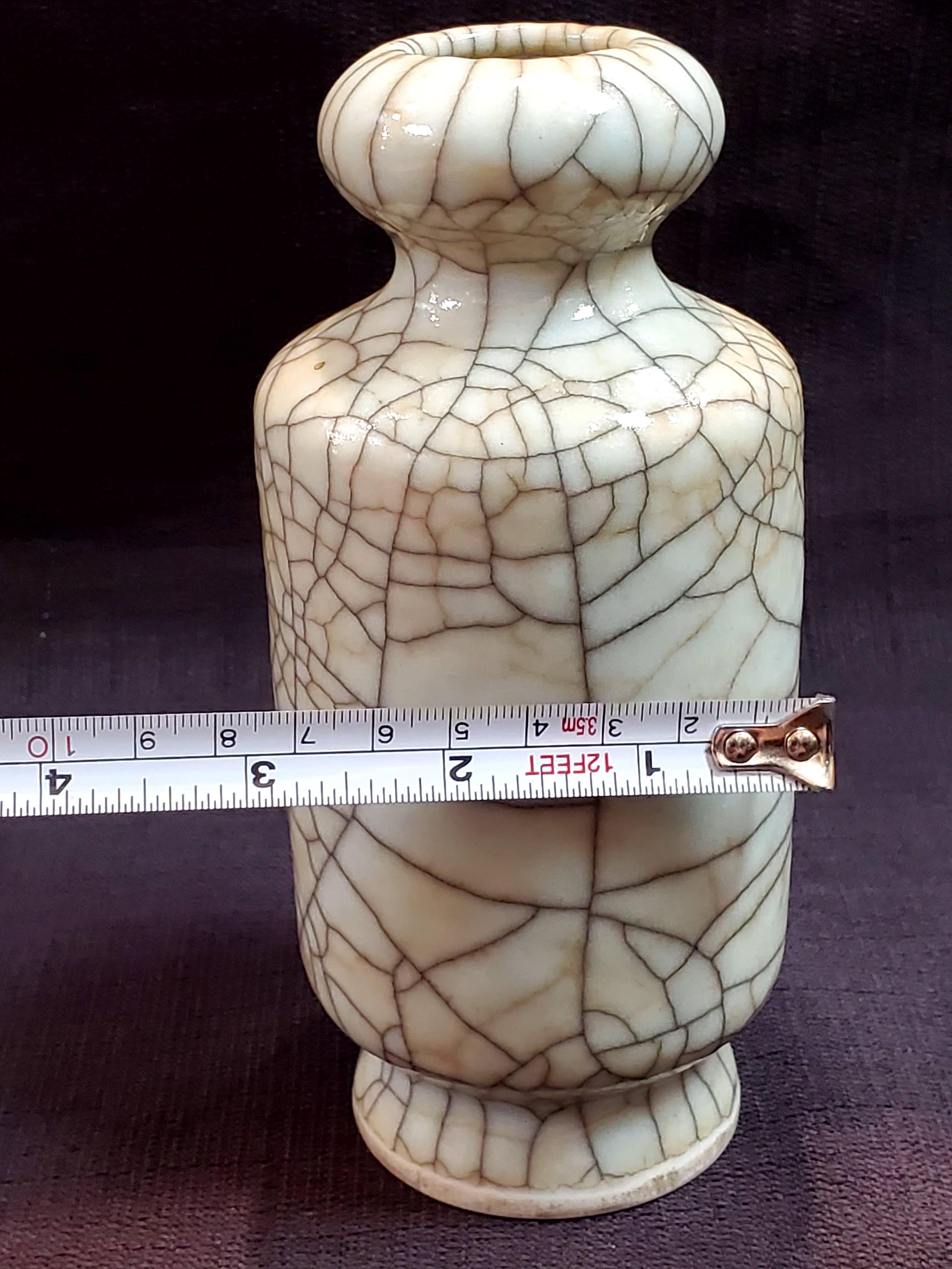 Qing，Chinese antique Qianlong period Ge-glazed small porcelain vase For Sale 5