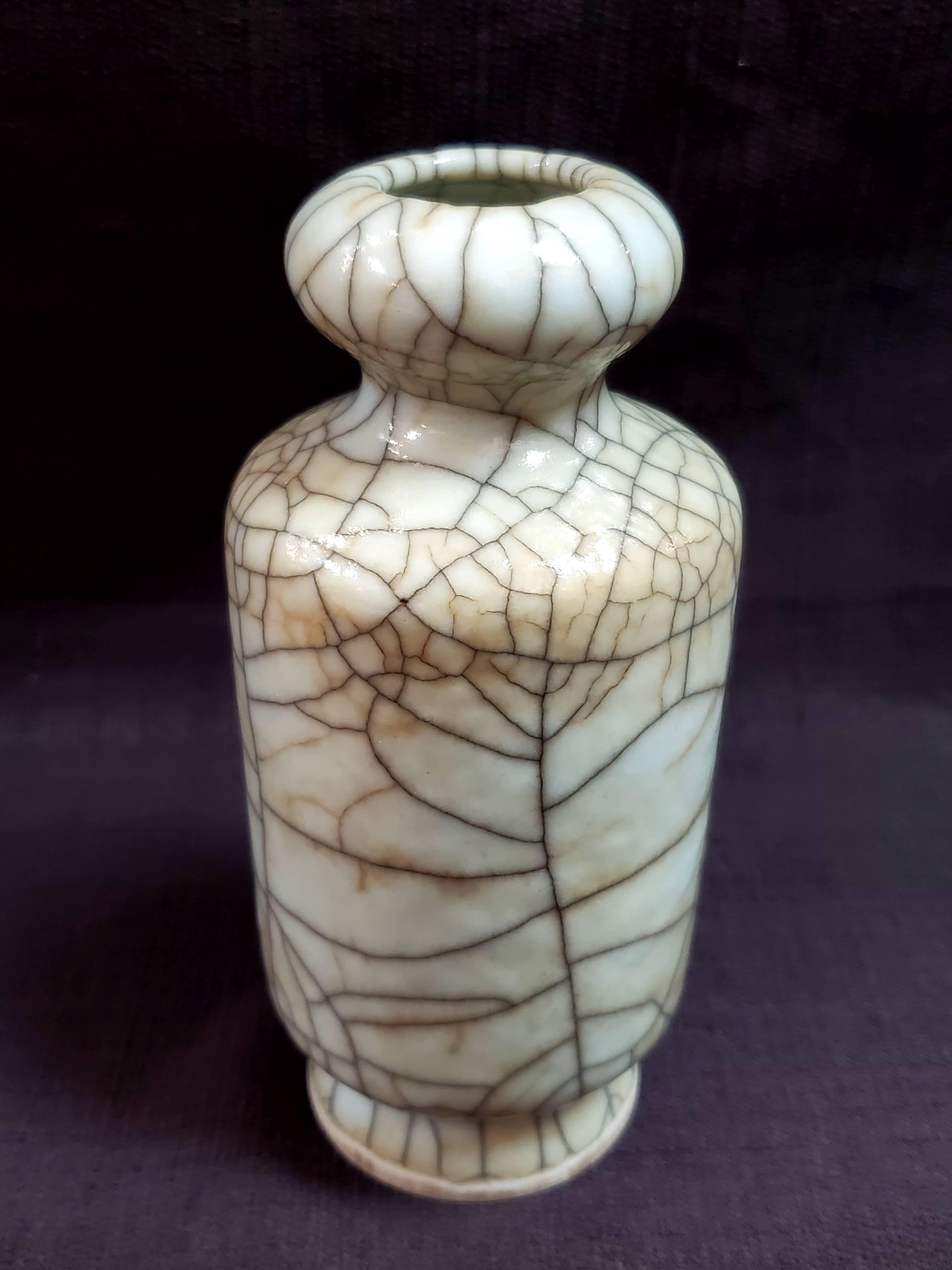 Glazed Qing，Chinese antique Qianlong period Ge-glazed small porcelain vase For Sale