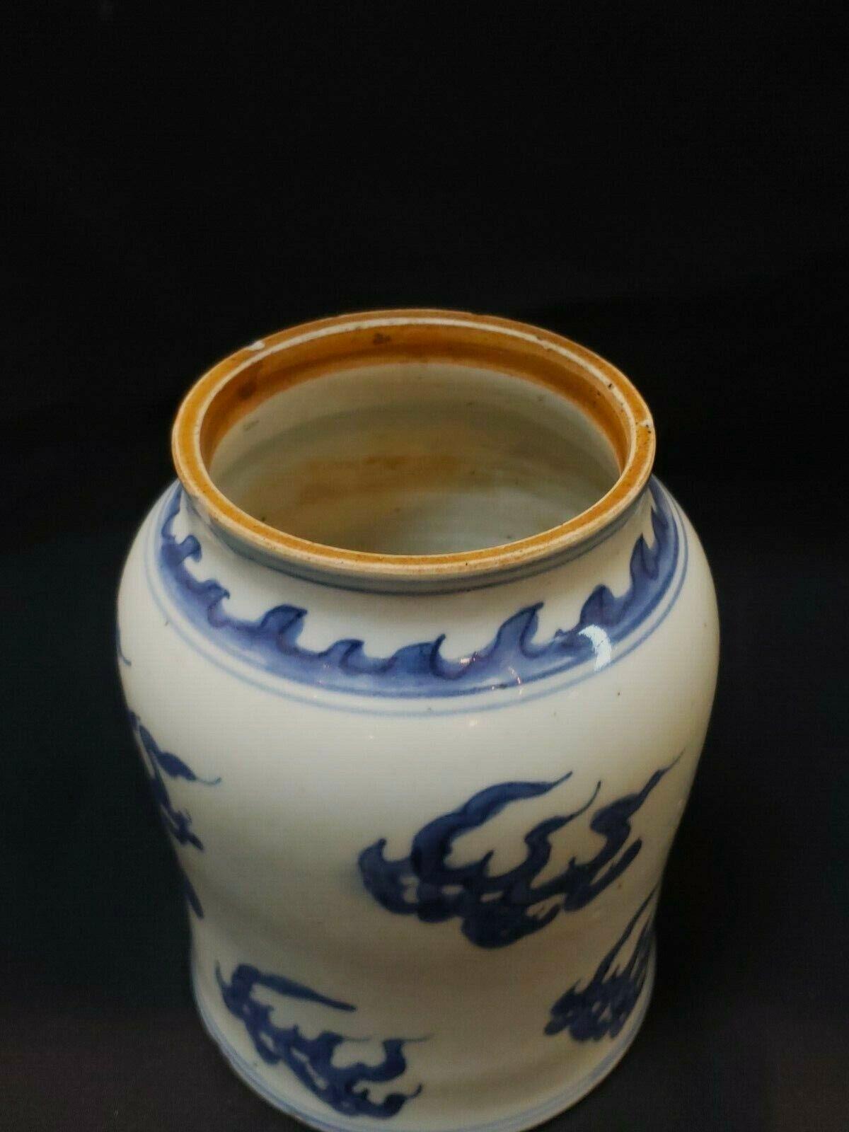 Porcelaine Qing，Chinese antique Shunzhi blue and white cloud pattern porcelain jar en vente