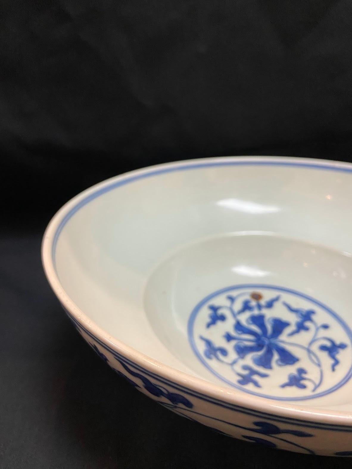 Qing, Mid Period Blue and White Folding-Lotus Pattern Porcelain Bowl For Sale 4