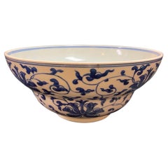 Qing，Mid Periode blau und weiß falten-lotus Muster Porzellanschale