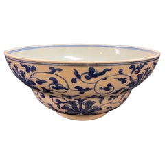 Qing，Coupe en porcelaine bleu et blanc à motif de lotus pliant de la période médiane