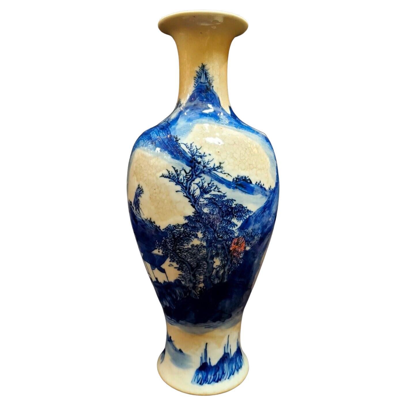 Qing，mid-period Ge Vase en porcelaine émaillée bleu et blanc avec peinture de paysage en vente