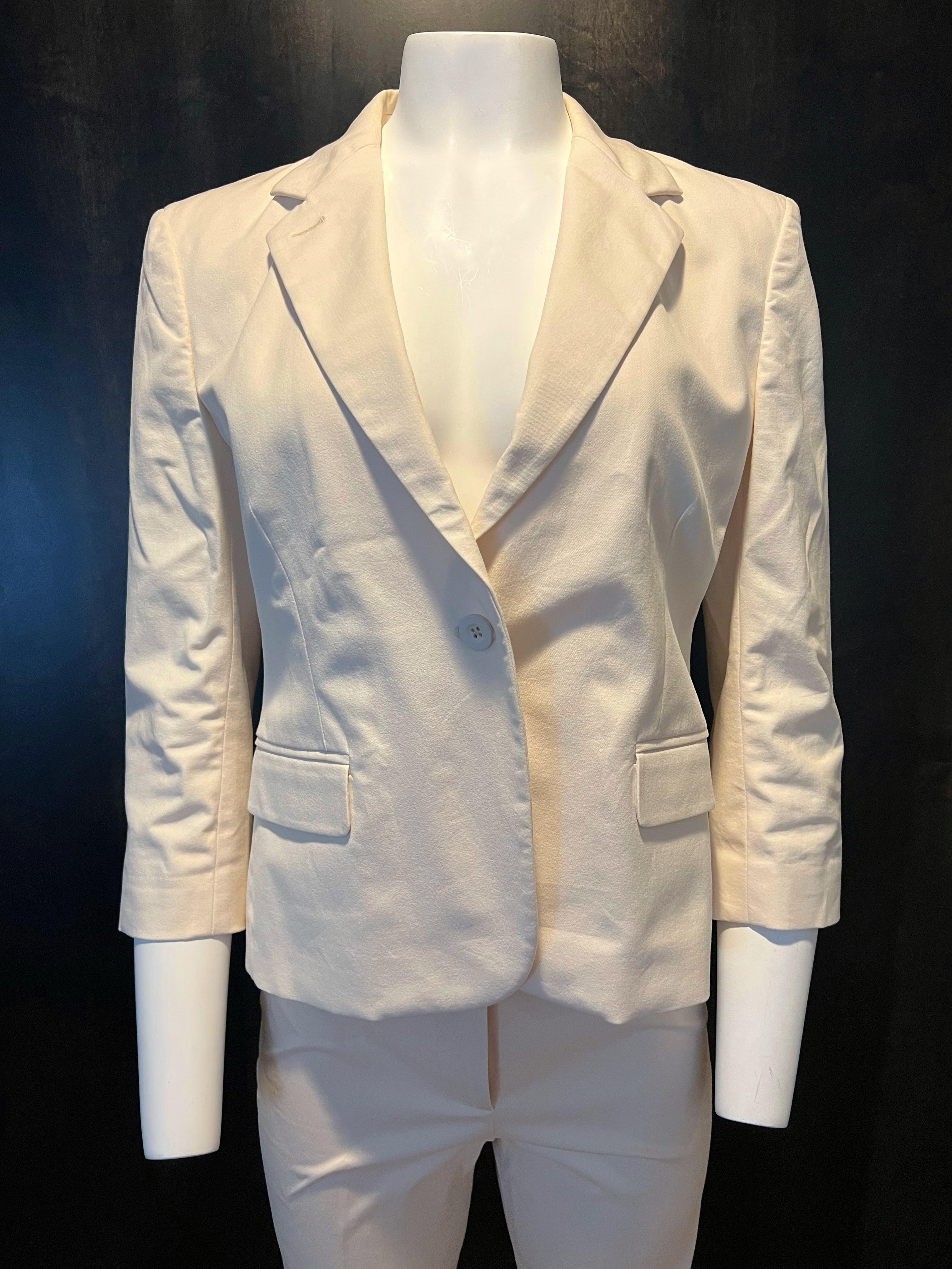 The blazer, size 46
- Collar
- Front button closure
- 3/4 sleeves length
- Side pockets detail
- Deep v- neck closure
Measurements: length- 24, bust- 38,5, waist- 35, hips- 40 

Pants, size 42
- Low raise
- Straight leg
- Side pockets
- Cropped