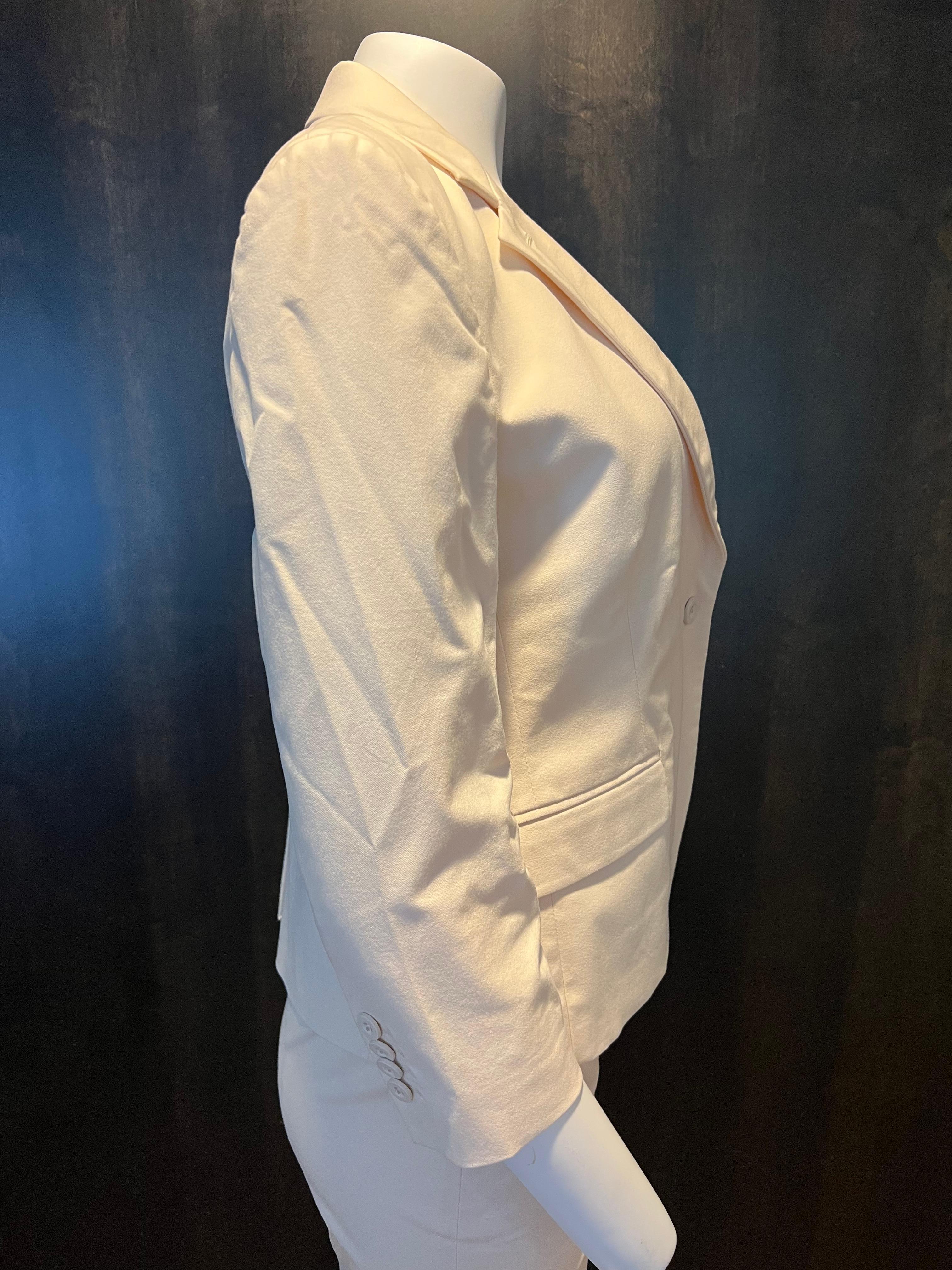 QL2 Quelledue Cream Blazer Jacket & Trouser Pant Suit In Excellent Condition For Sale In Beverly Hills, CA