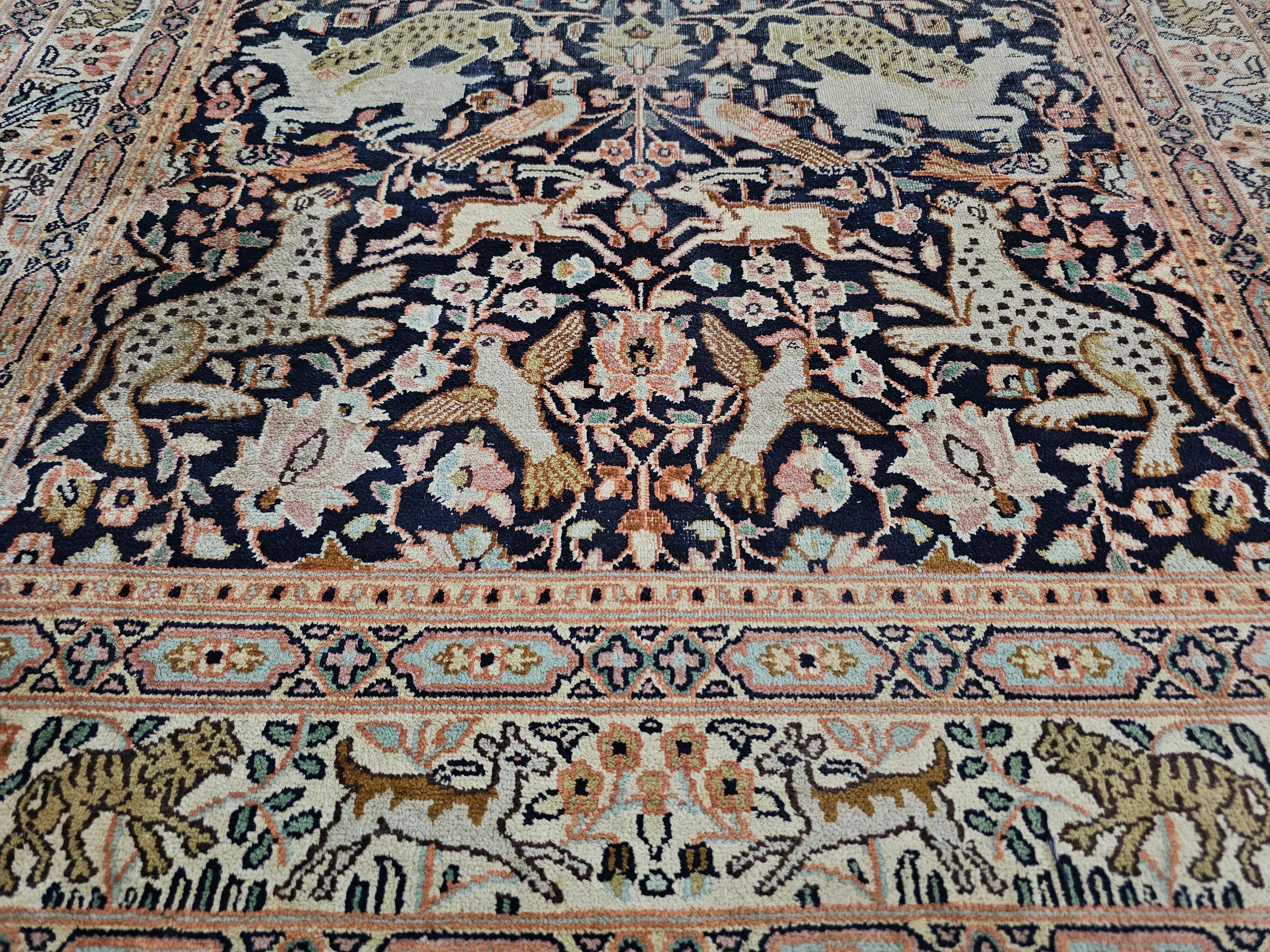Dans cette annonce vous trouverez un magnifique tapis en soie noué à la main sur de la soie. Il représente une scène de chasse avec une variété d'animaux. Fabriqué en Iran dans les années 1930.

Bon état vintage avec des signes de temps et