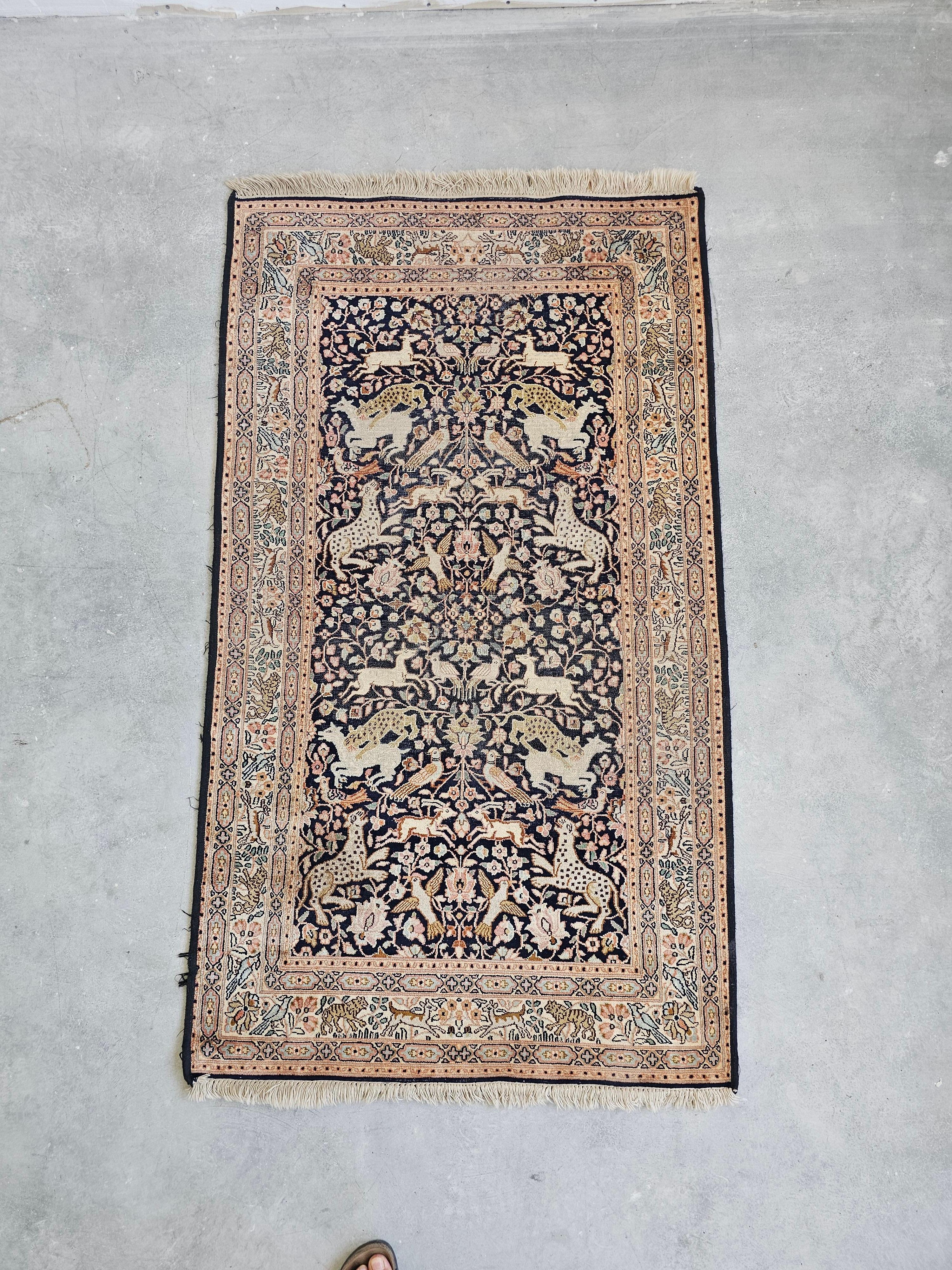 Perse Tapis Qom en soie (soie sur coton) représentant une scène de chasse, Iran, années 1930 en vente