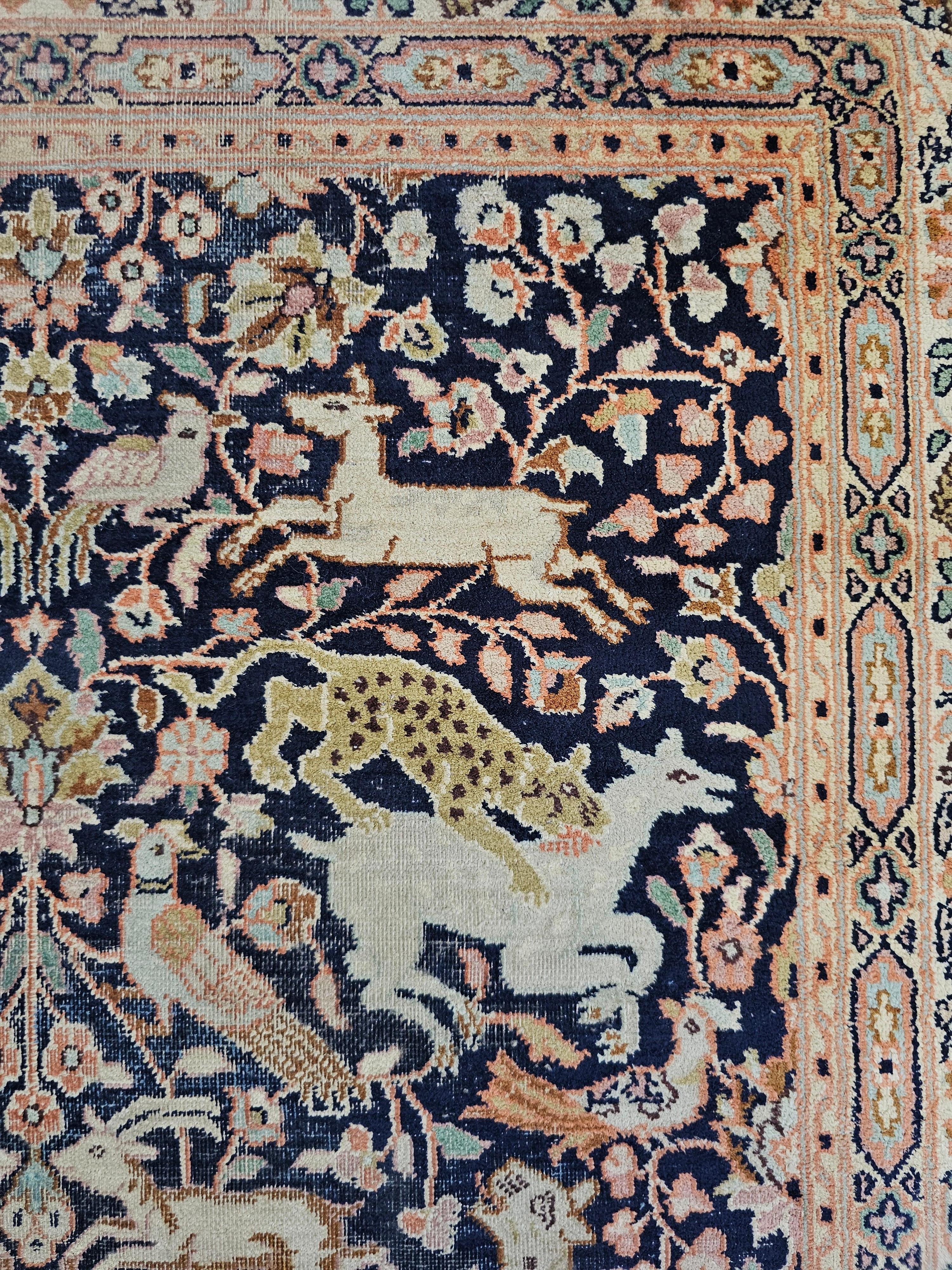 Tapis Qom en soie (soie sur coton) représentant une scène de chasse, Iran, années 1930 État moyen - En vente à Beograd, RS