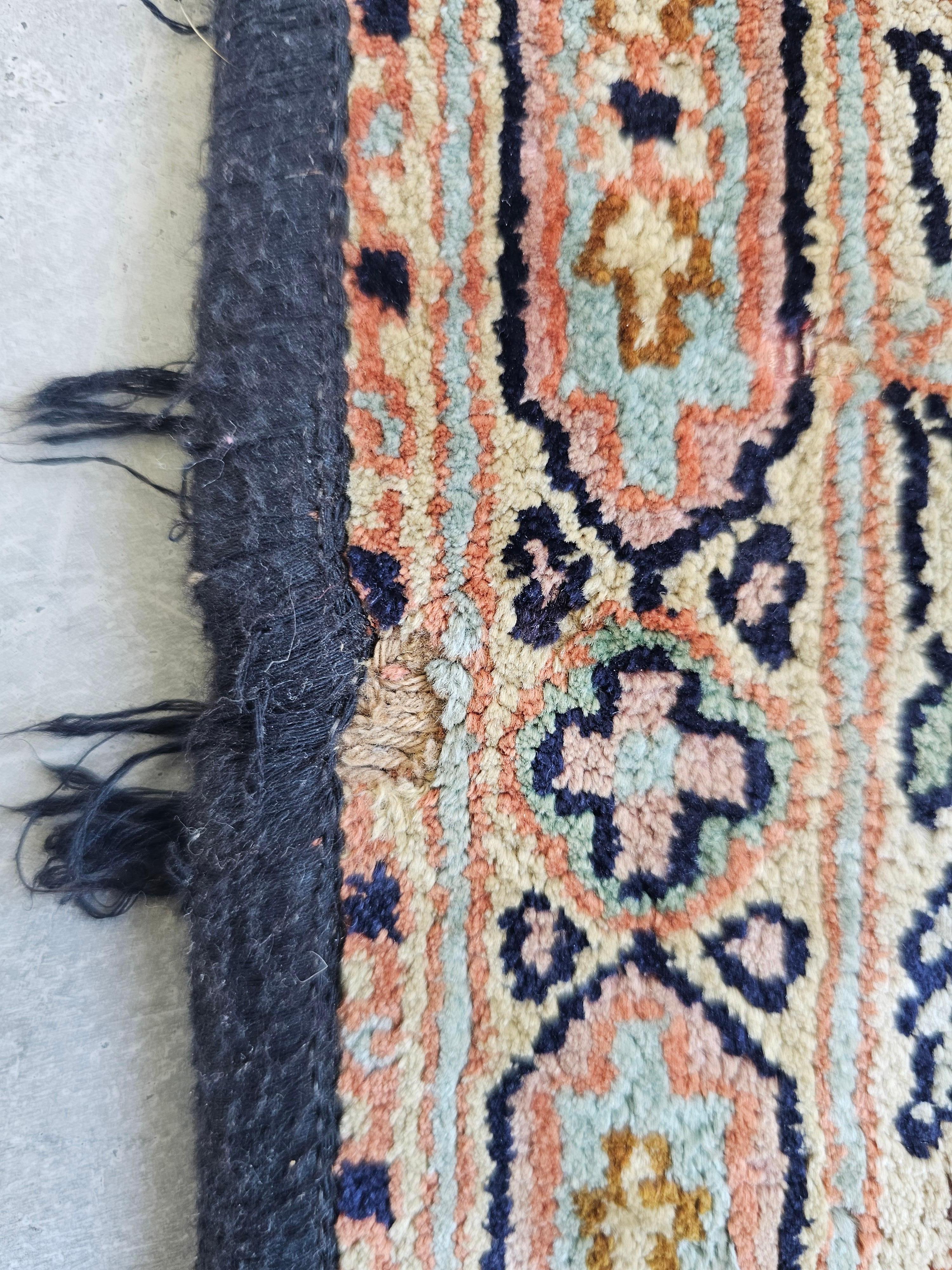 Milieu du XXe siècle Tapis Qom en soie (soie sur coton) représentant une scène de chasse, Iran, années 1930 en vente