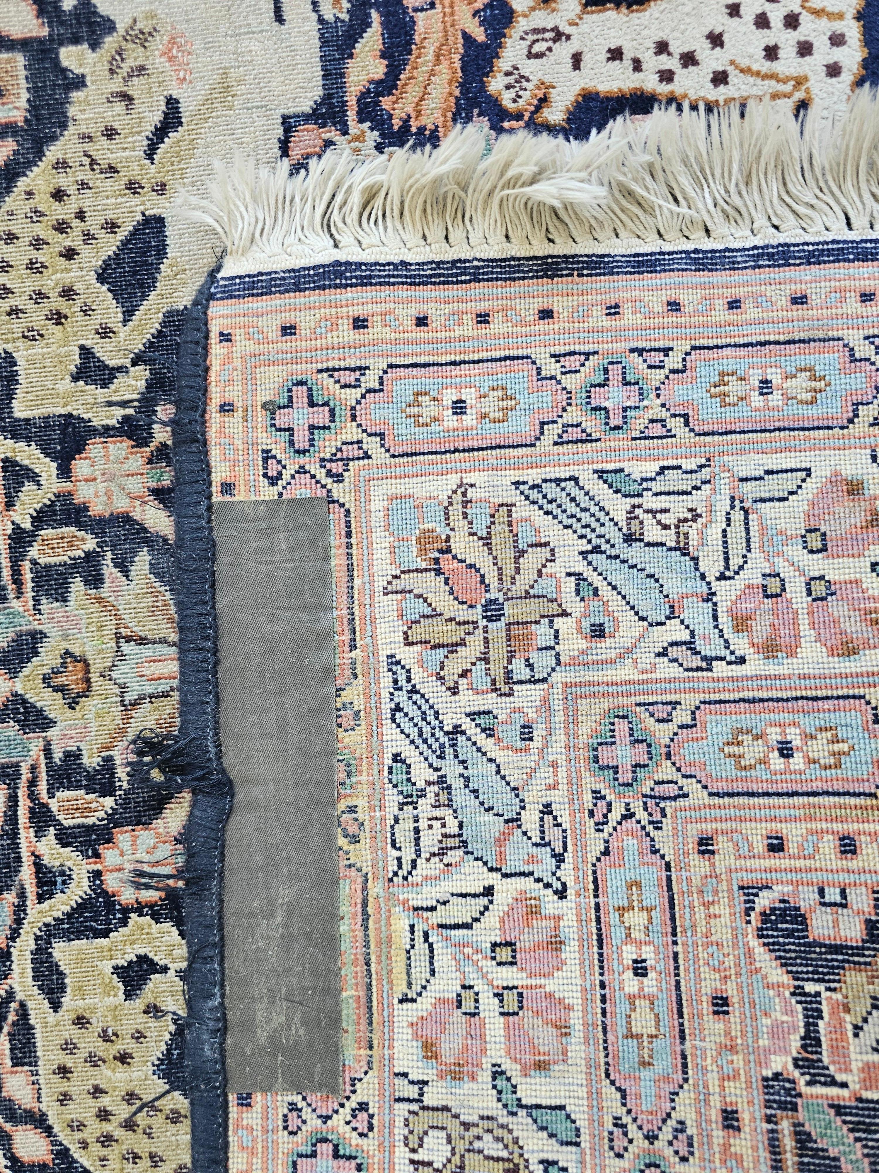 Coton Tapis Qom en soie (soie sur coton) représentant une scène de chasse, Iran, années 1930 en vente