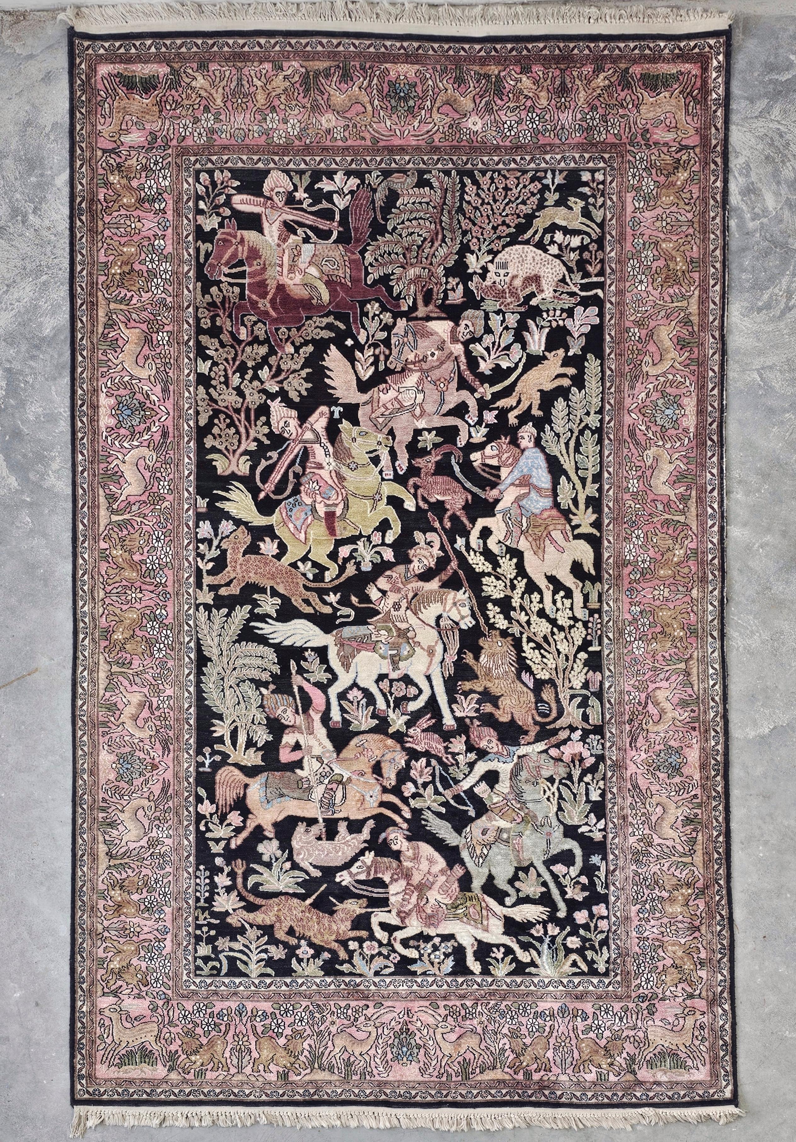 Tapis de soie Qom (soie sur coton) représentant une scène de chasse // Cachemire années 1950 en vente 3