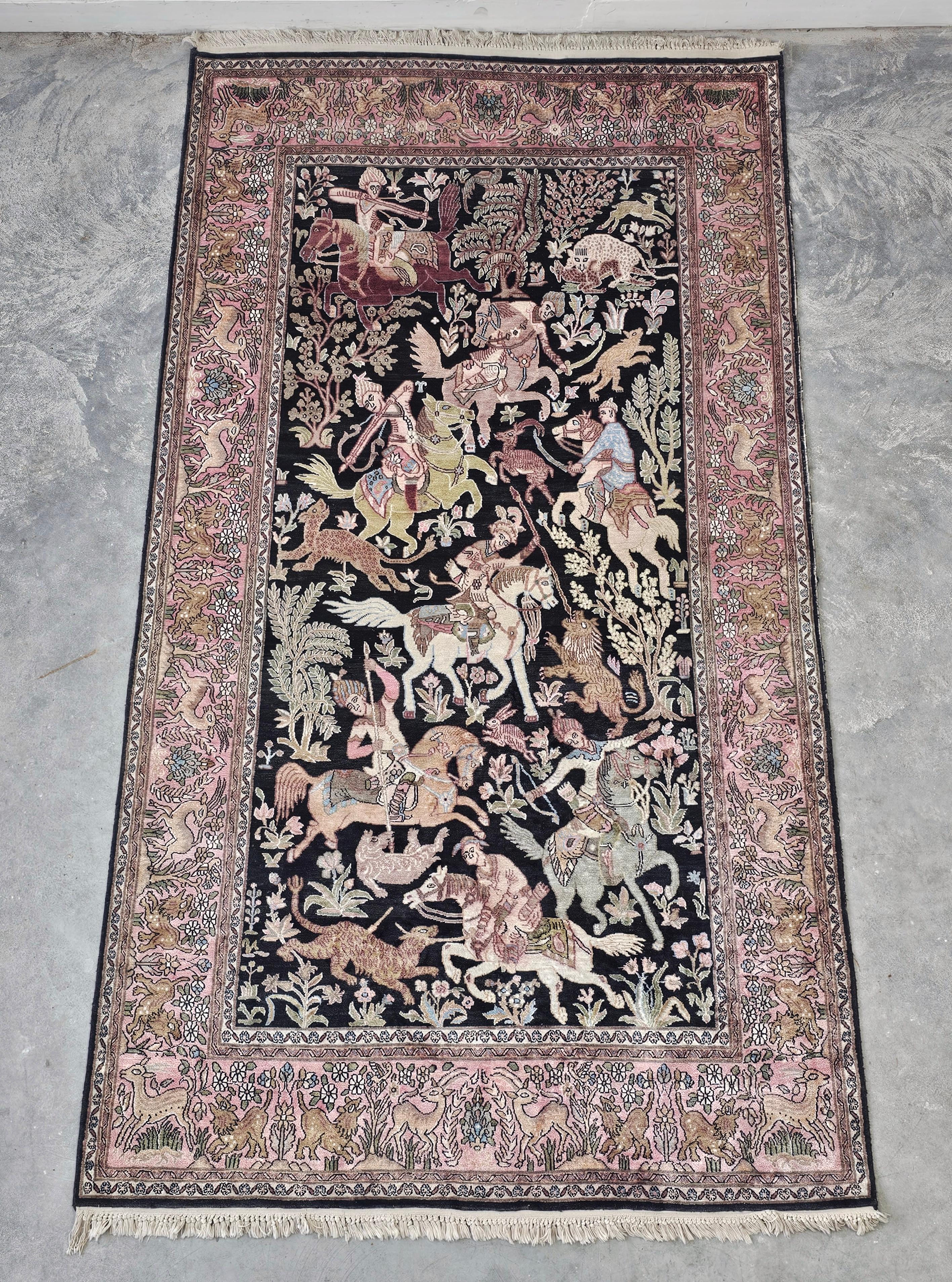Dans cette annonce vous trouverez un magnifique tapis en soie noué à la main sur de la soie. Elle représente une scène de chasse avec des personnages et des animaux. Fabriqué au Cachemire dans les années 1950.

Bon état vintage avec des signes de