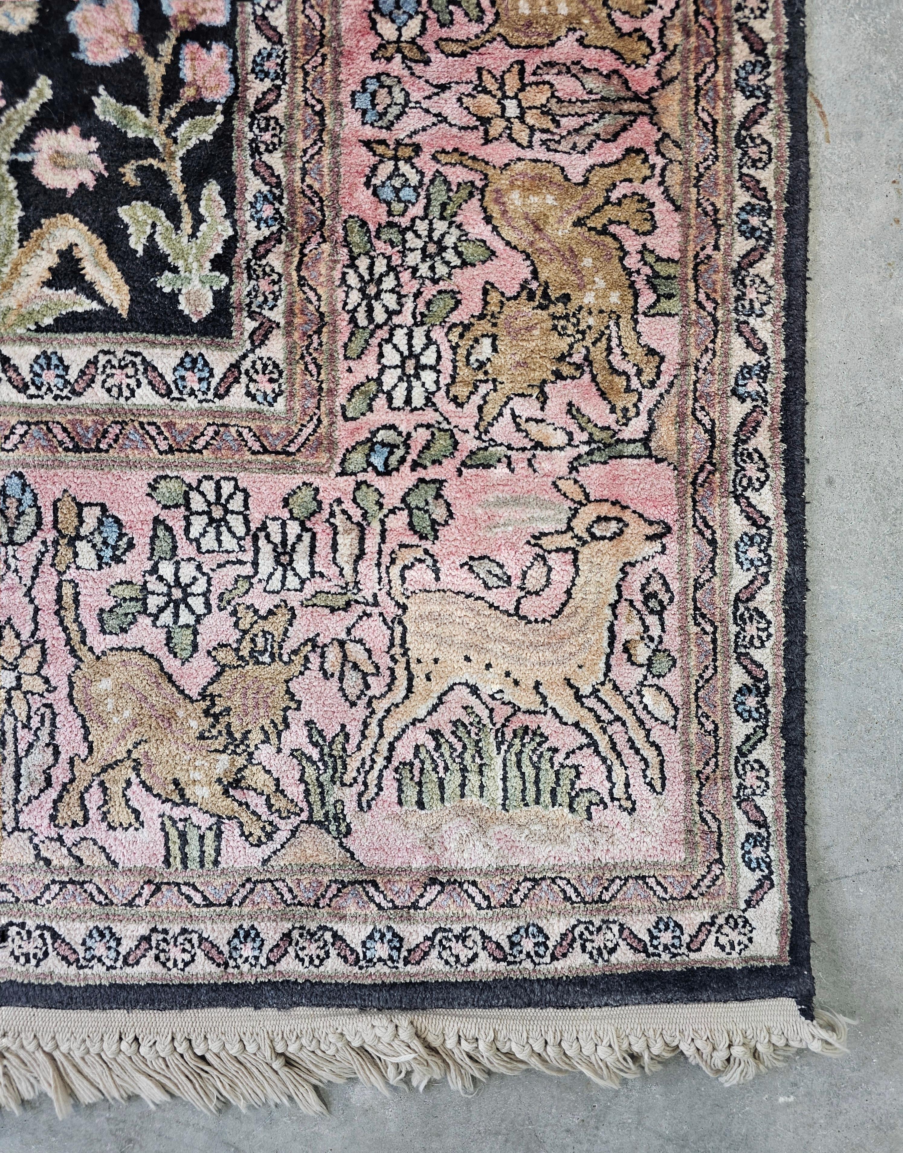 Népalais Tapis de soie Qom (soie sur coton) représentant une scène de chasse // Cachemire années 1950 en vente