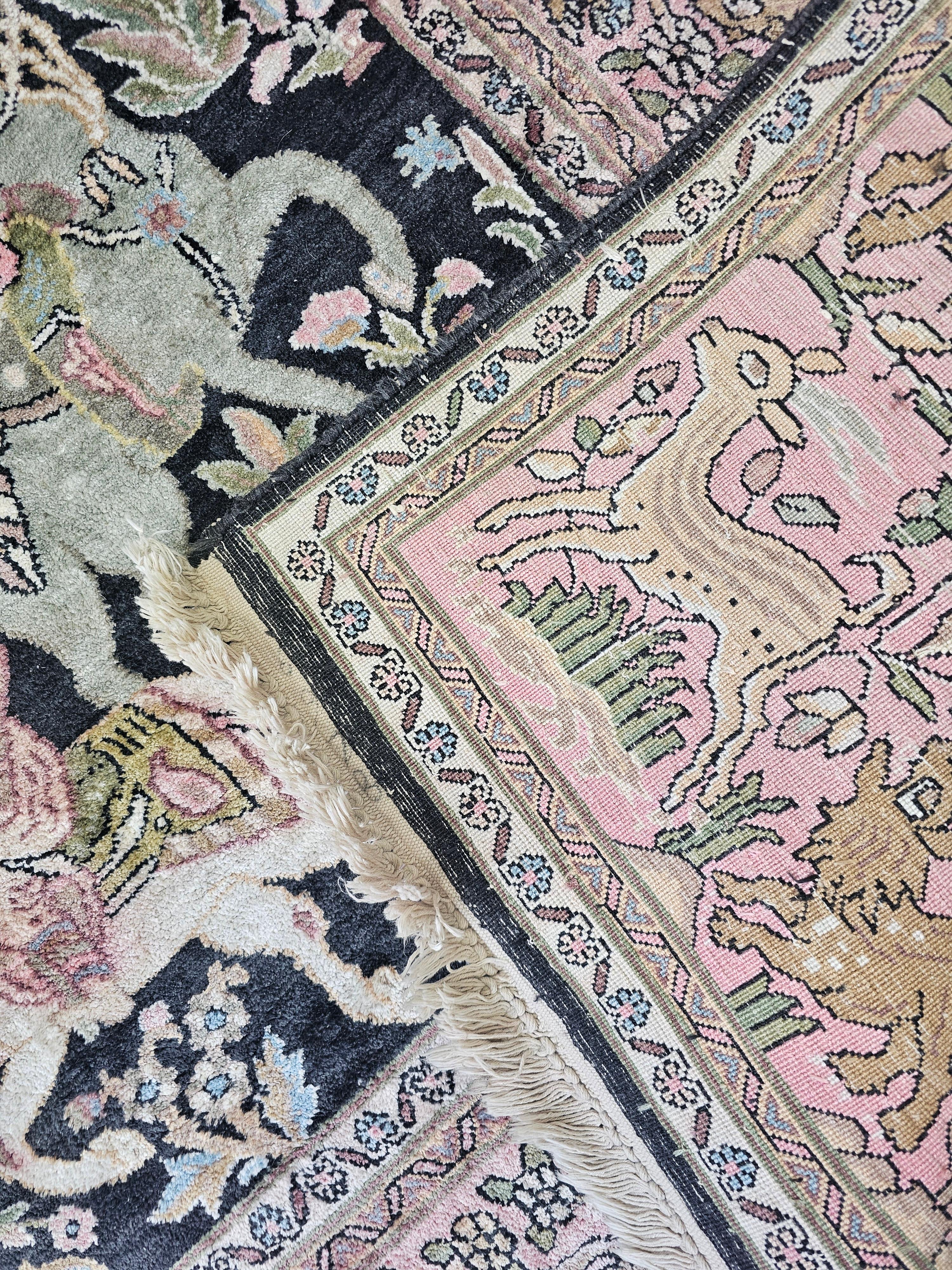 Tapis de soie Qom (soie sur coton) représentant une scène de chasse // Cachemire années 1950 Bon état - En vente à Beograd, RS