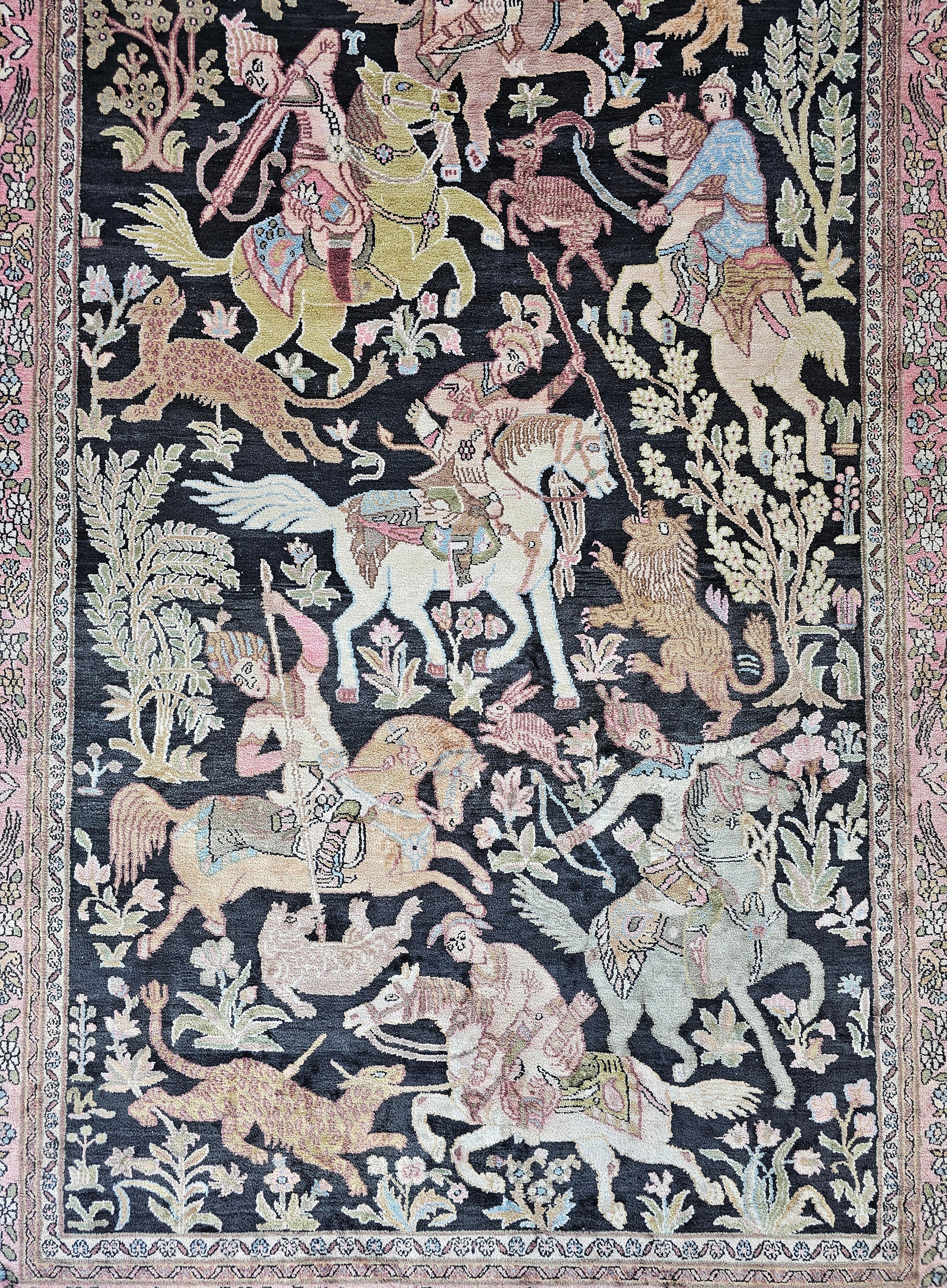 Milieu du XXe siècle Tapis de soie Qom (soie sur coton) représentant une scène de chasse // Cachemire années 1950 en vente