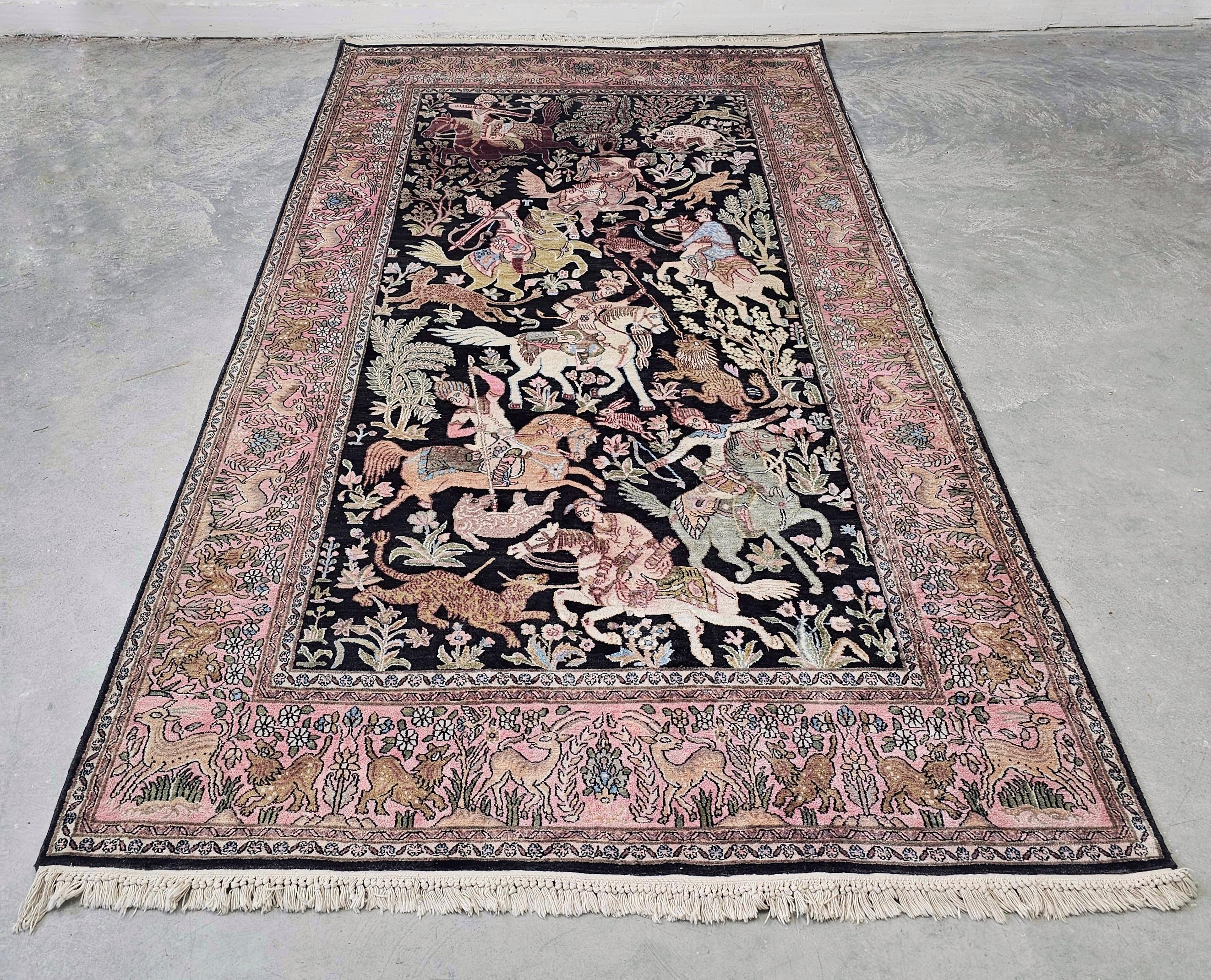 Tapis de soie Qom (soie sur coton) représentant une scène de chasse // Cachemire années 1950 en vente 1