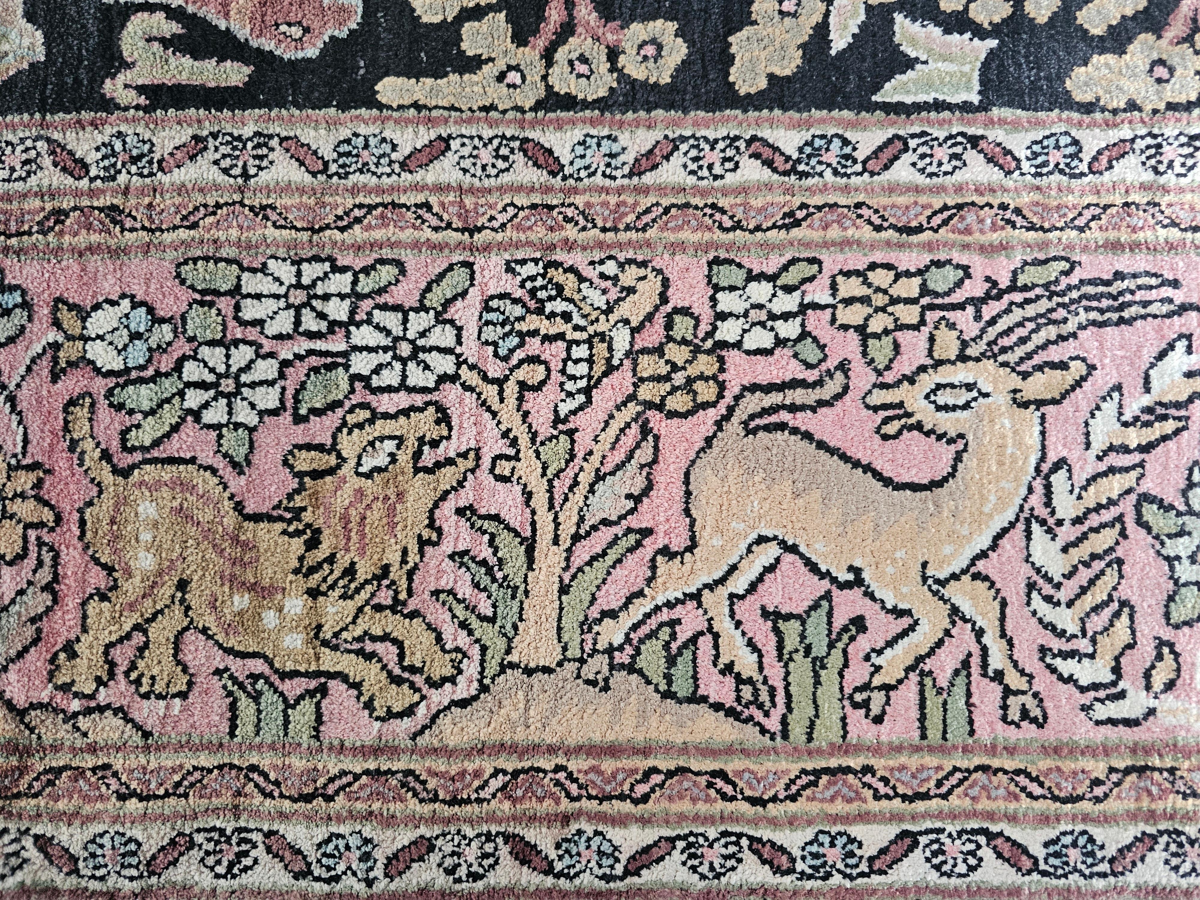 Tapis de soie Qom (soie sur coton) représentant une scène de chasse // Cachemire années 1950 en vente 2