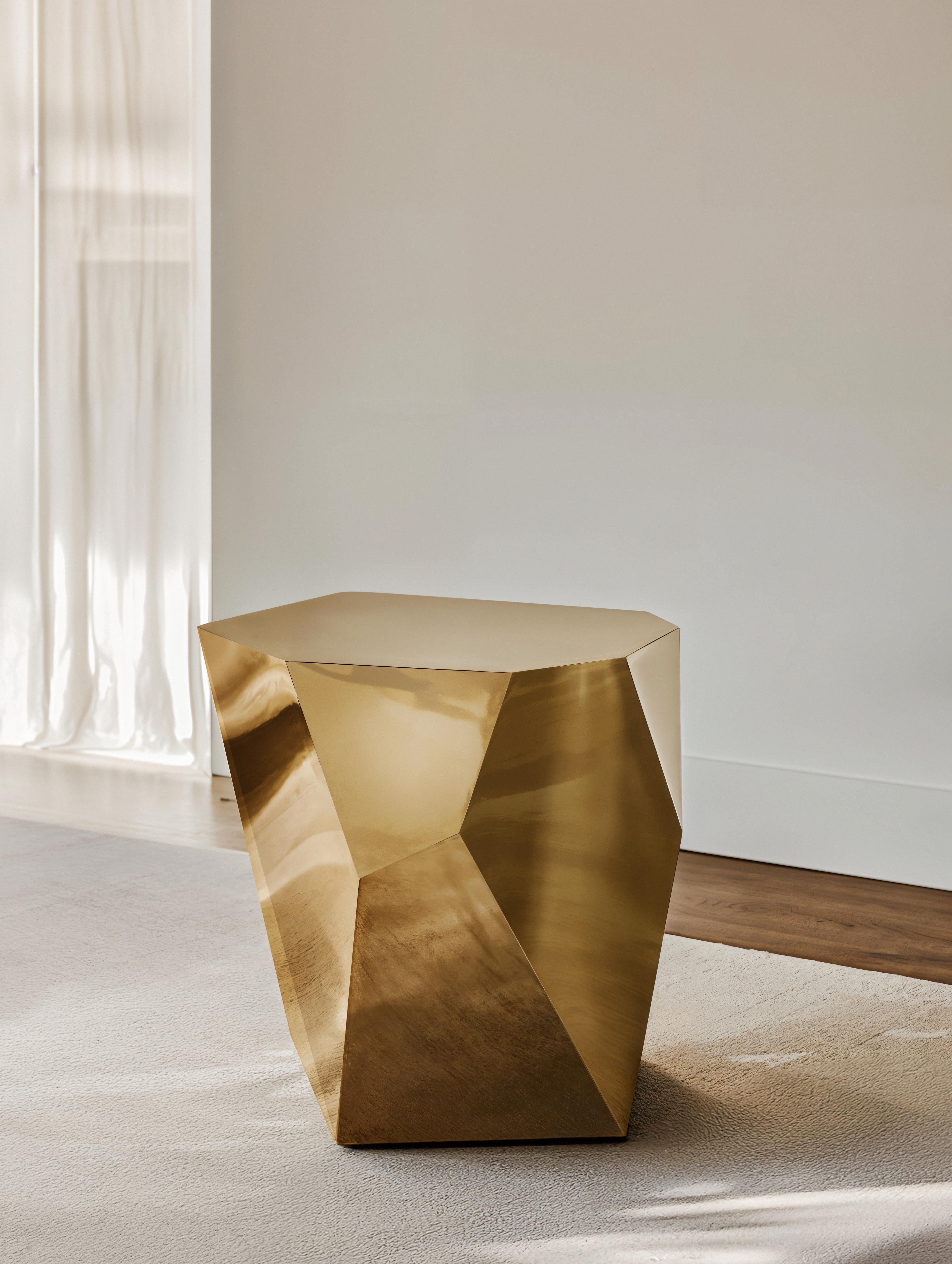 Table d'appoint QTZ d'Alexander Lotersztain
Édition limitée.
Dimensions : 37 x 40,5 x 40,2 cm : D 37 x L 40,5 x H 40,2 cm.
MATERIAL : Métal doré galvanisé.

Disponible en différentes finitions. Veuillez nous contacter.

Alexander Lotersztain est un