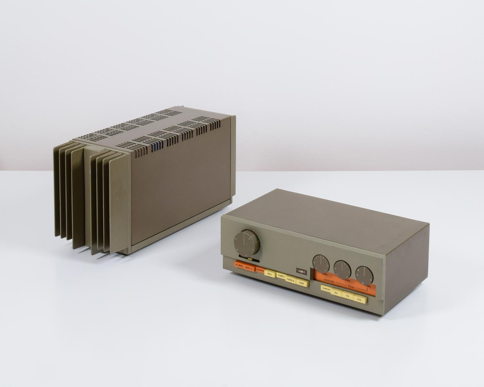 Quad Manufacturing Co Ltd, Huntingdon, UK

Quad 33 / 303, Control unit / pre-amplifier and power amplifier, 1967

A good example of this classic late 1960s design.

The 33/303 were the first transistorised amplifier system components produced