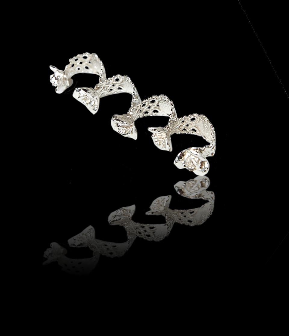 Quad knuckle rosette RING (Rodium plated) In New Condition For Sale In Miami Beach, FL