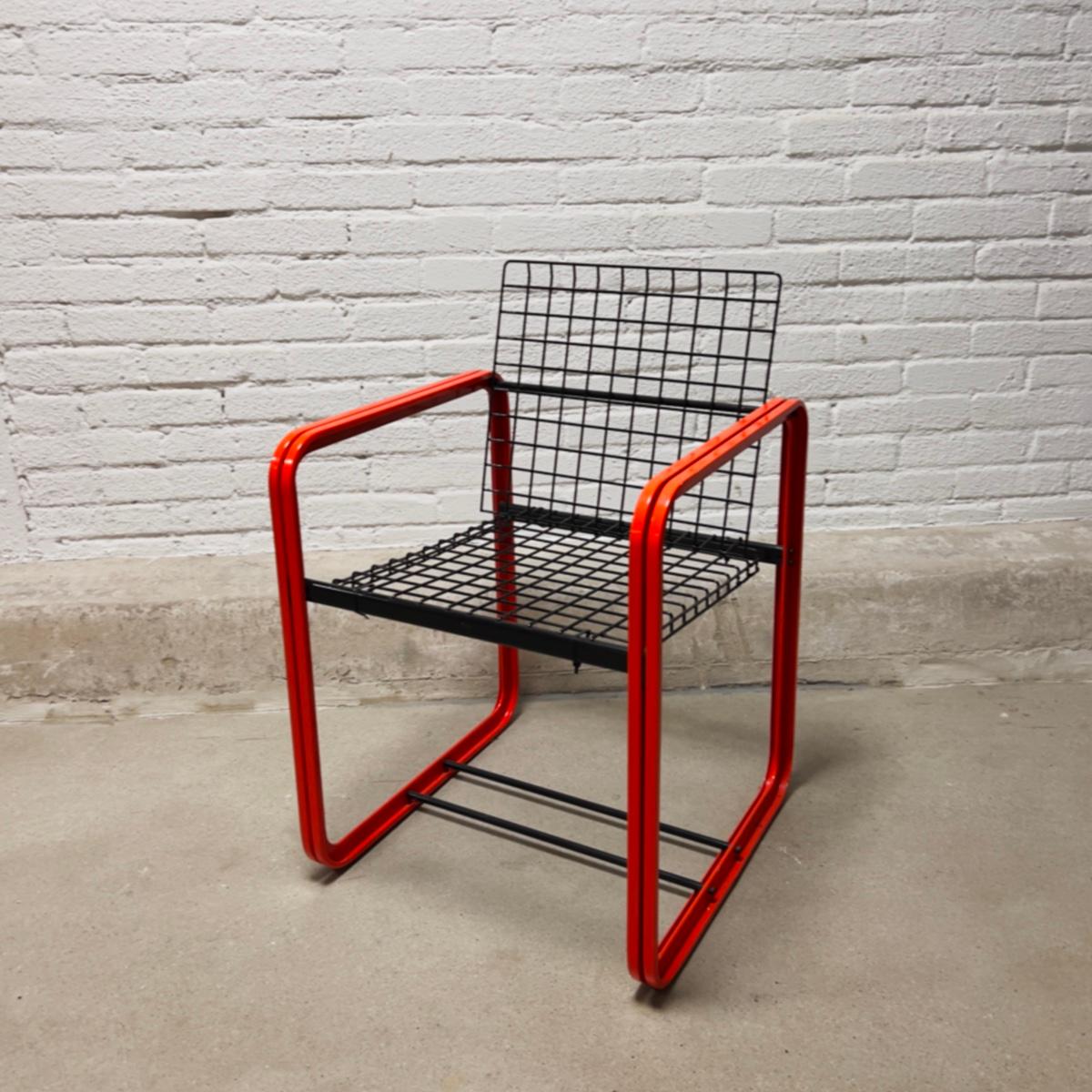Der Quadra Chair Gigante Zambusi Boccato Seccose ist ein atemberaubendes Stück aus den 1980er Jahren, das Stil und Komfort nahtlos miteinander verbindet. Dieser von renommierten italienischen Designern mit Präzision gefertigte Stuhl besticht durch