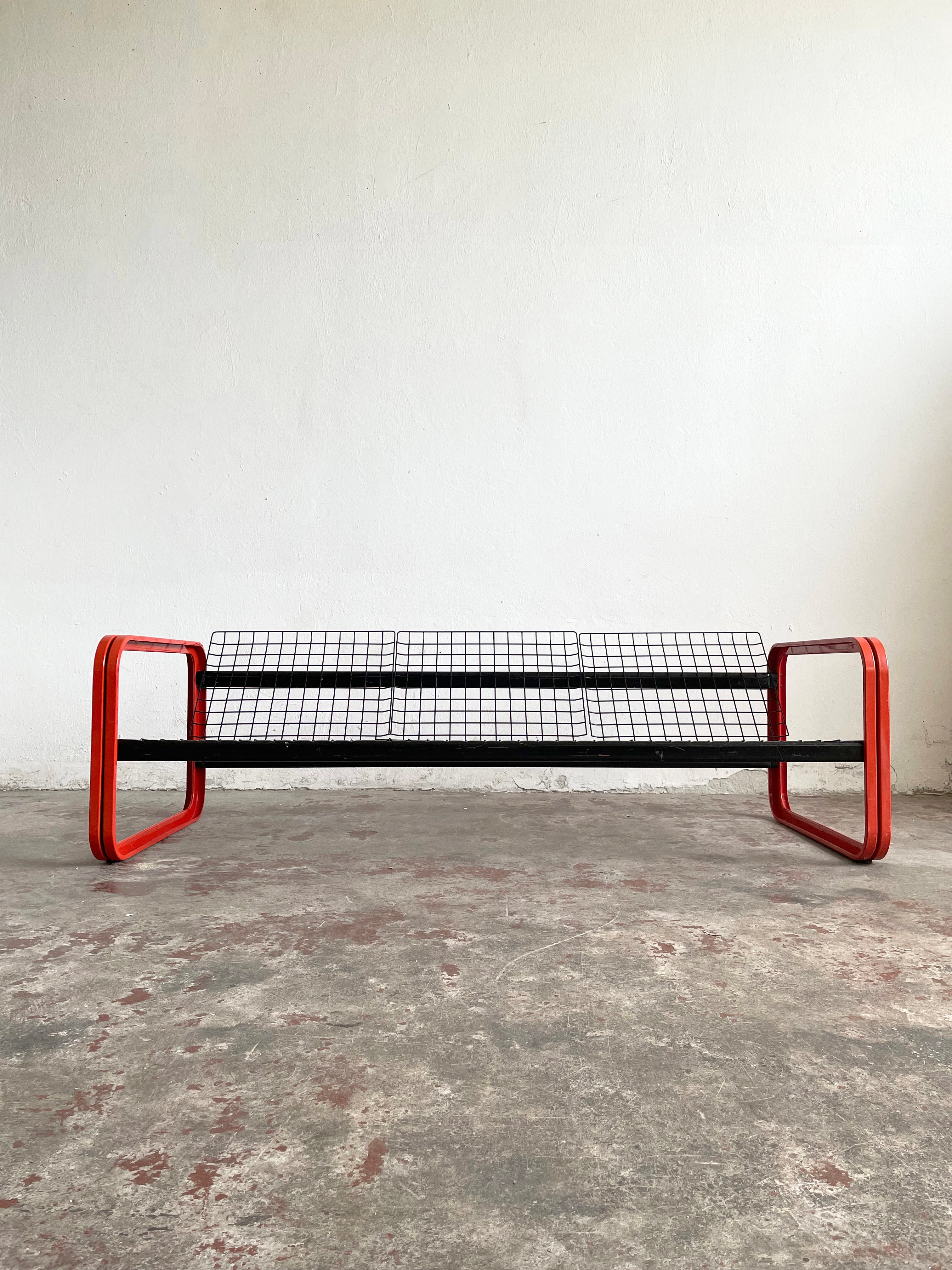 Rare and impossible to find, the modernist metal sofa
Model 'Quadra' designed by Gigante Zambusi Boccato for Italian company Seccose

Produced in the 1980s

A very sturdy frame is made of red and black lacquered steel parts. It can be