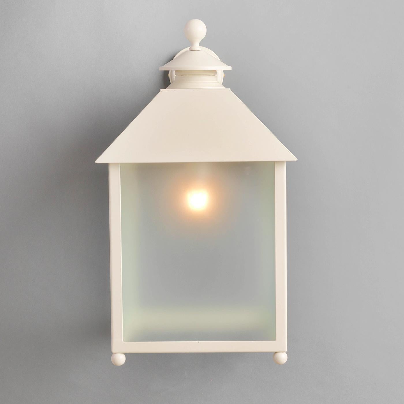 This wall lantern is a charming addition to both classic and modern homes. Its Minimalist silhouette is made of stainless steel treated with a cream-colored zinc and powder-based varnish to make it suitable for outdoor use. Attached to an external