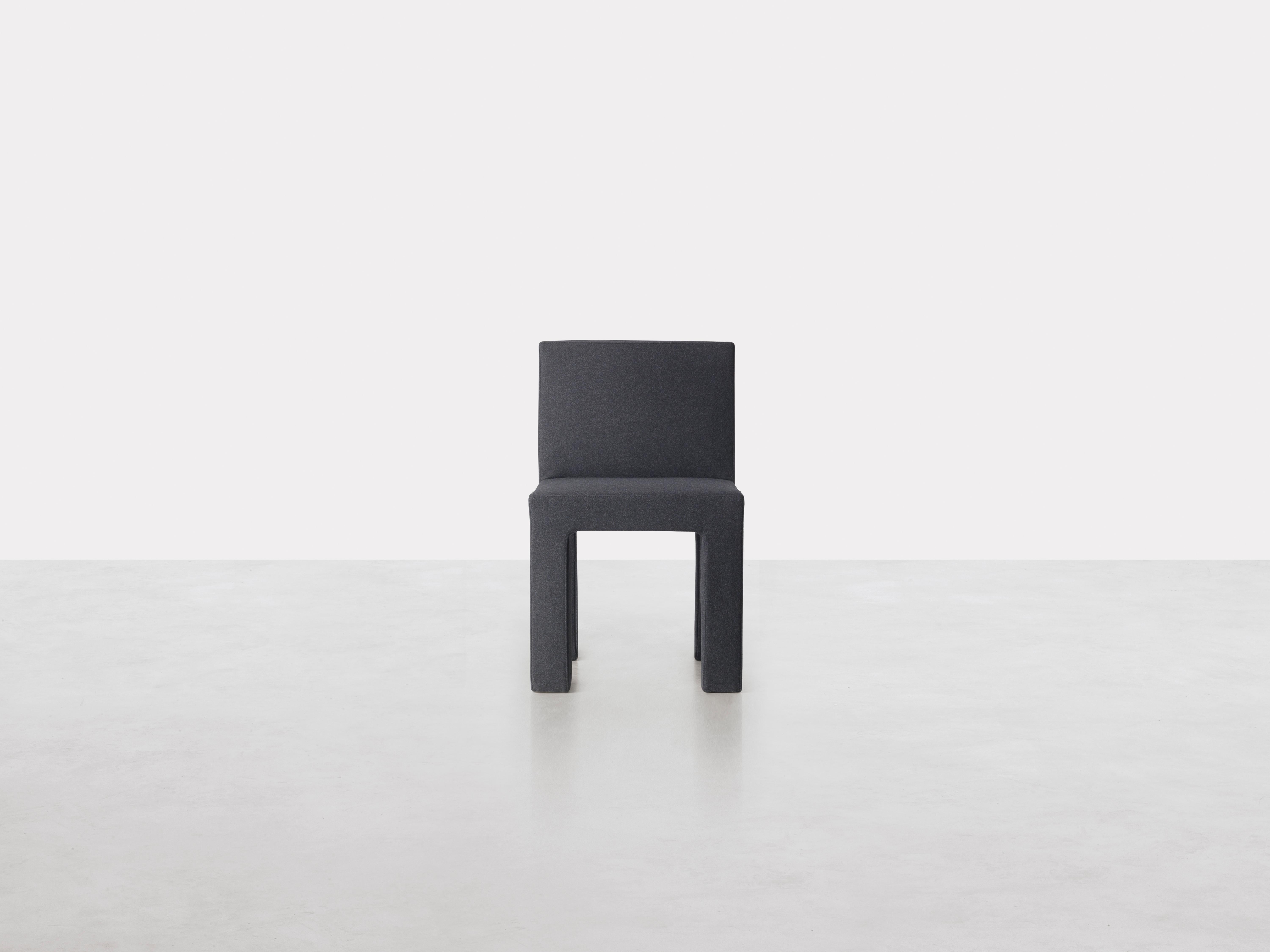 Sedia Quadrata di Somaschini
Dimensioni: L 48 x P 53 x H 80 cm
Materiali: Struttura in compensato padellata con poliuretano espanso a diverse densità. Pre-upholstery in polyester wadding, upholstery in fabric or leather covering.

Sedia in tessuto