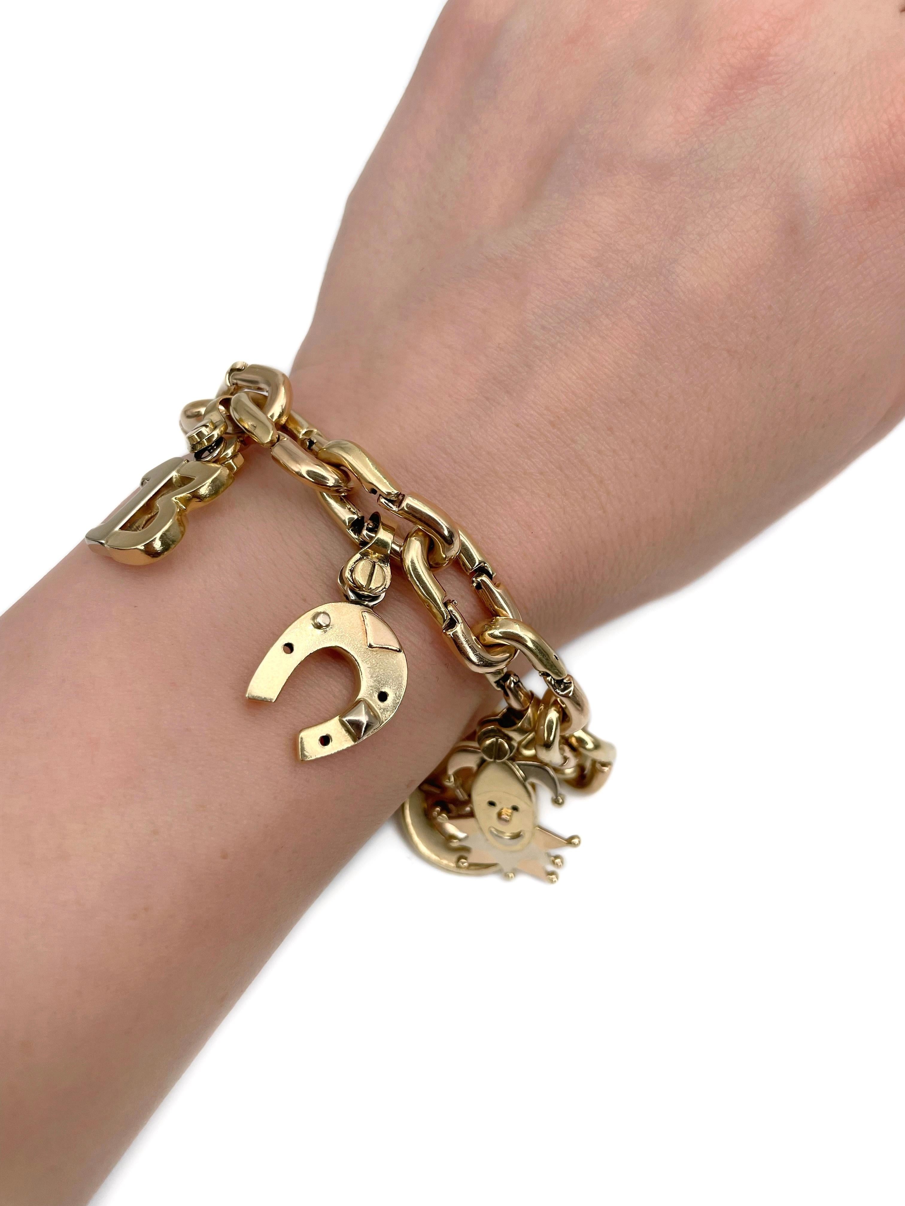 Se trata de una juguetona pulsera vintage de oro de 18 quilates. Está diseñado por el joyero italiano Quadri. 

La pieza incluye los siguientes amuletos: número 13, herradura, payaso, ruleta y signo del dólar. 

Firmado con 