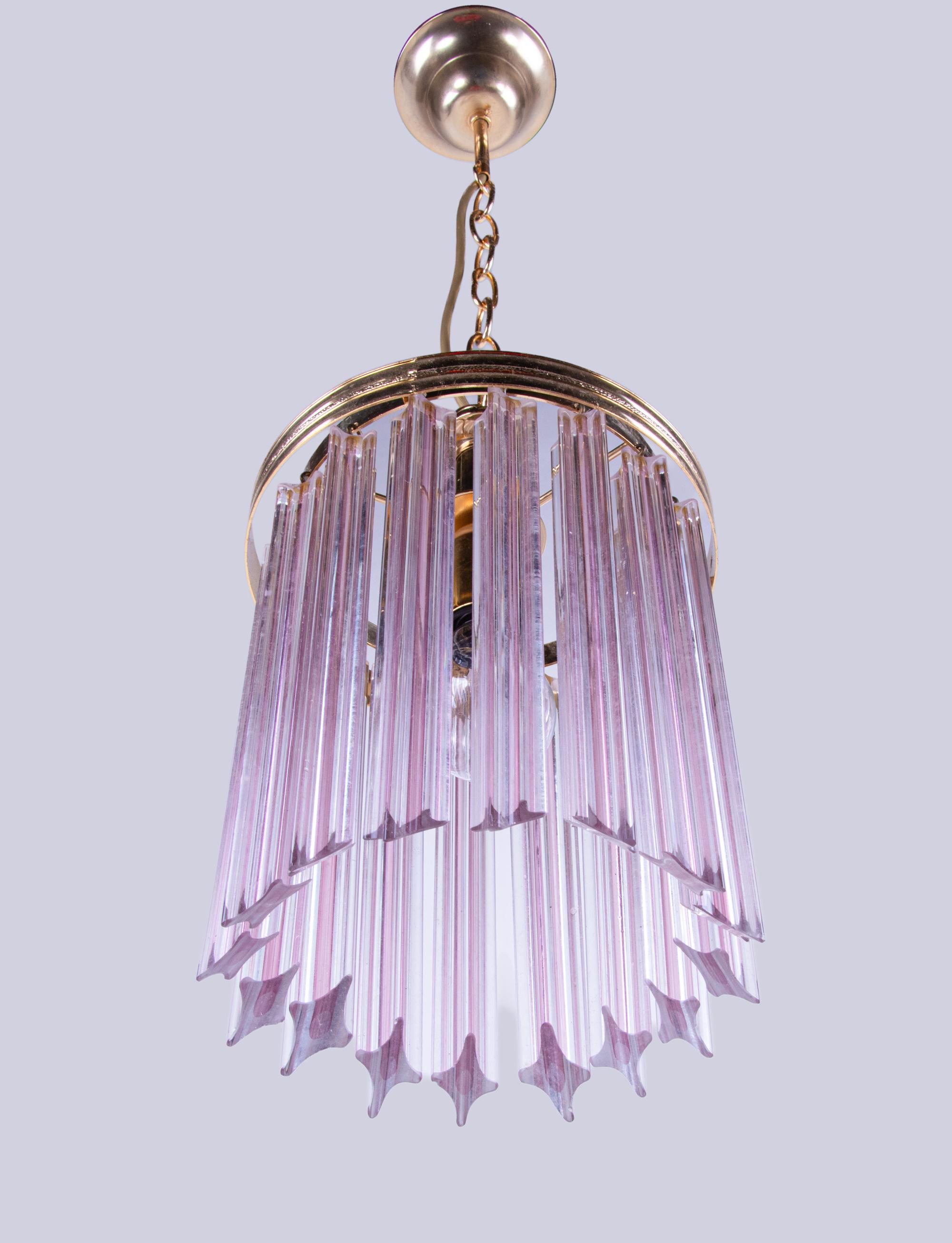 Elegante lampadario di piccole dimensioni composto da 16 prismi di cristallo rosa 